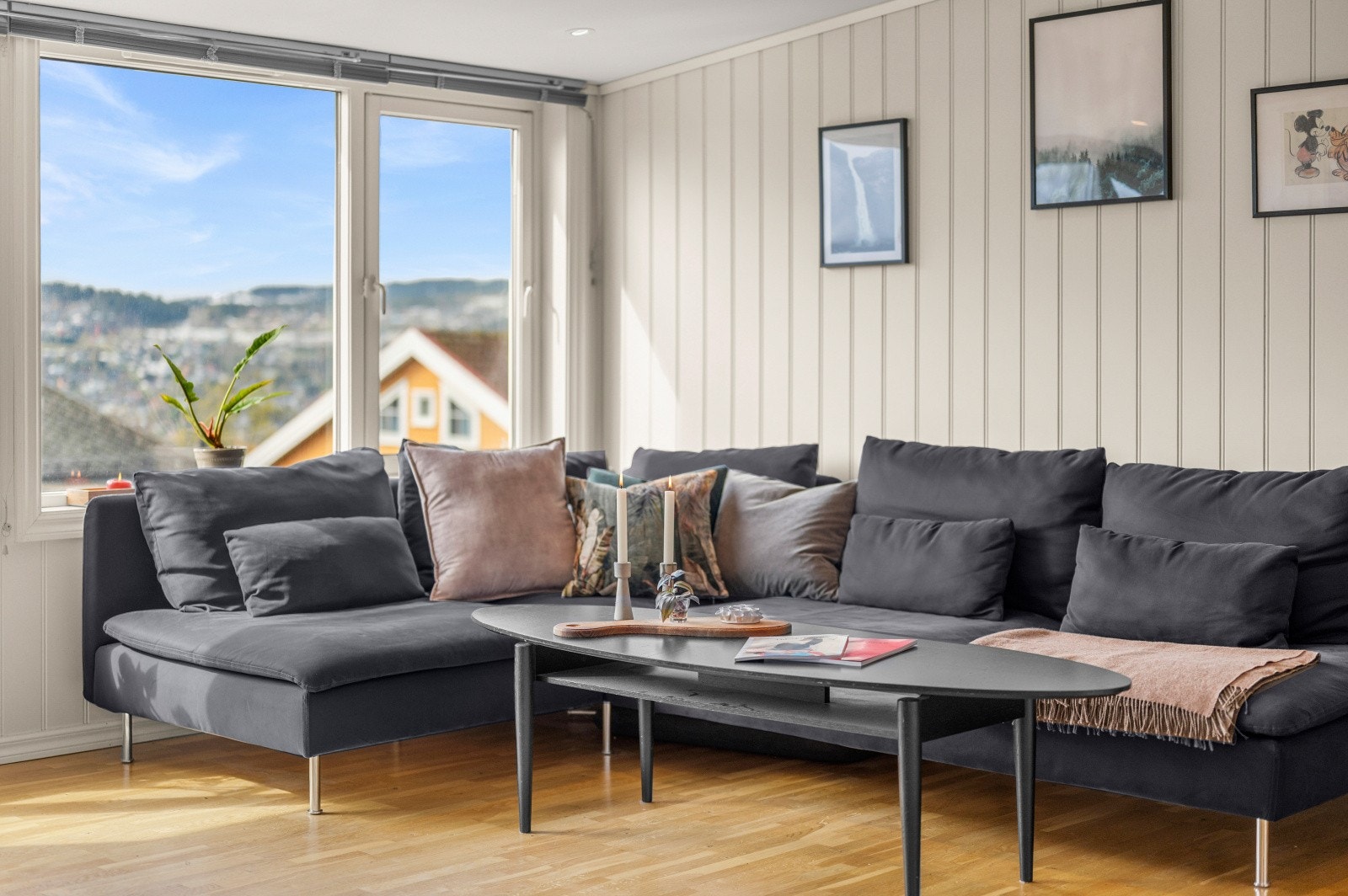 Innbydende stue med god plass til sofakrok. Galleribilde
