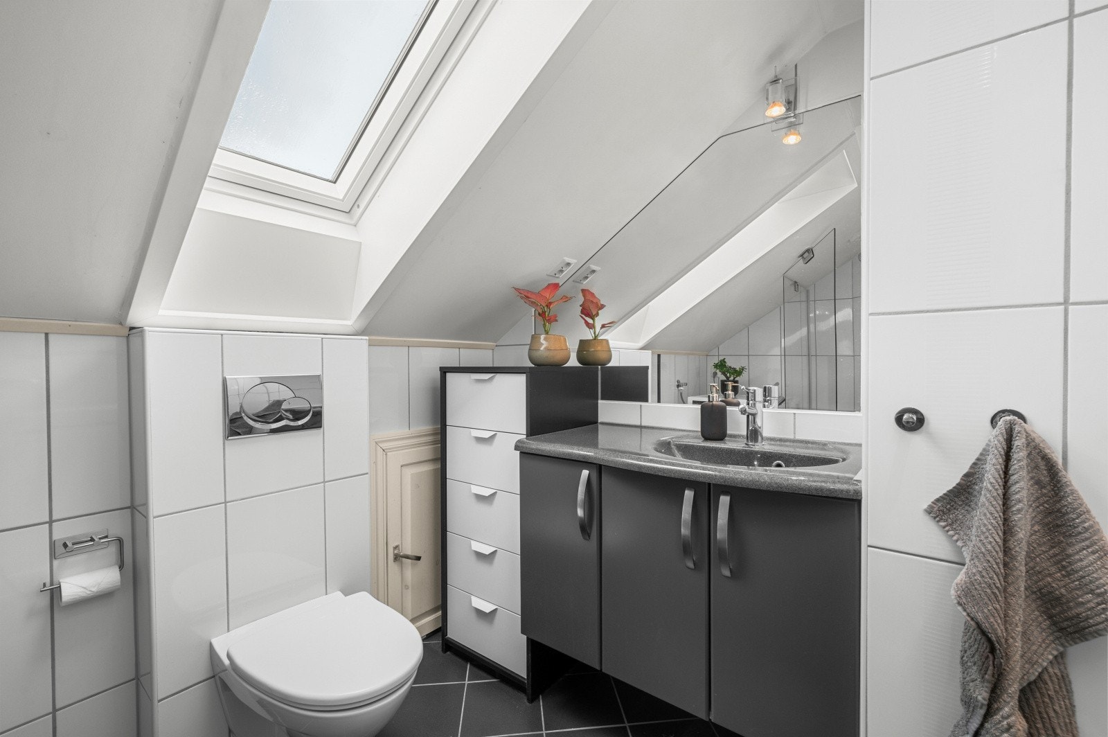 Velholdt bad med dusjløsning, servant og WC. Galleribilde