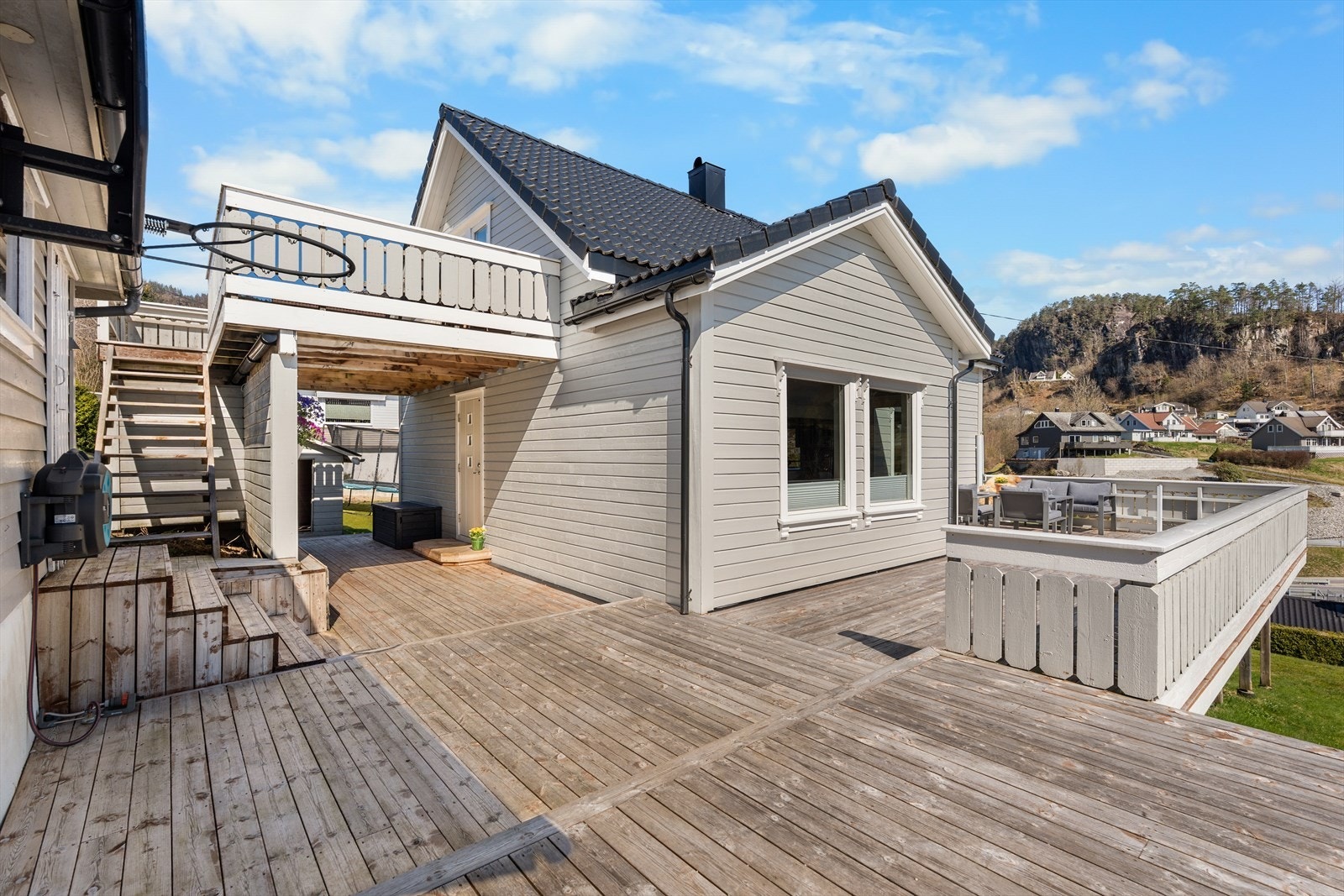 Romslig uteområde - Over 100 kvm terrasse Galleribilde