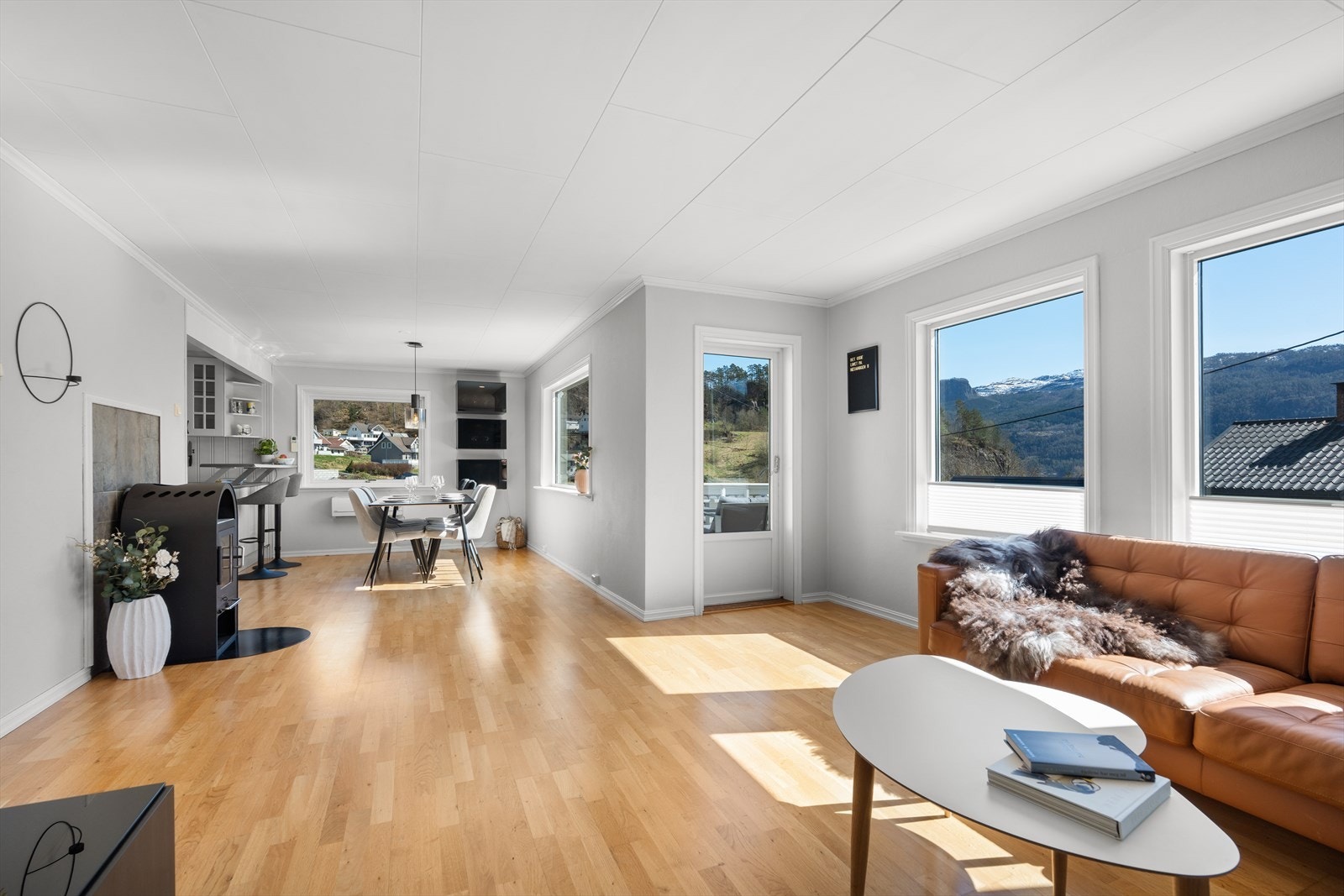 Stue med utgang til terrasse - åpen og fin utsikt Galleribilde