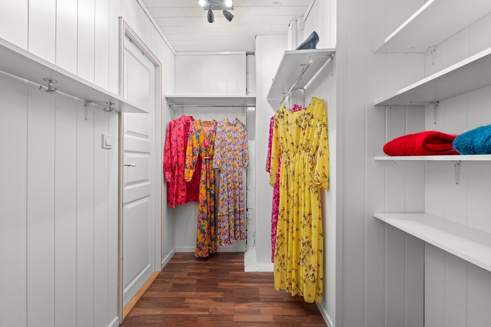 Garderoberom inn fra hovedsoverom Galleribilde