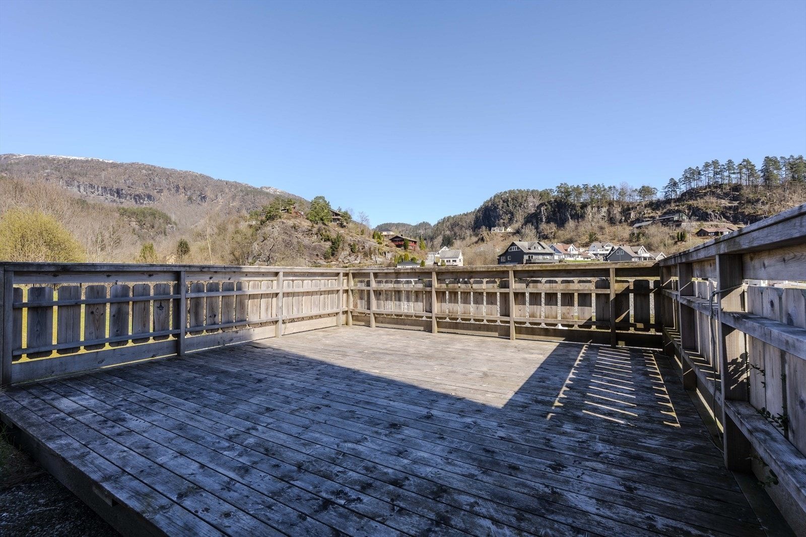 Terrasse på nedsiden (passer godt for f.eks trampoline) Galleribilde