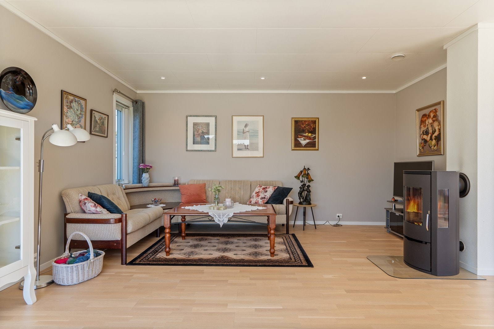 Boligen fremstår med moderne standard og har energivennlig balansert ventilasjon. Utstrakt bruk av parkett og malt strie. Galleribilde