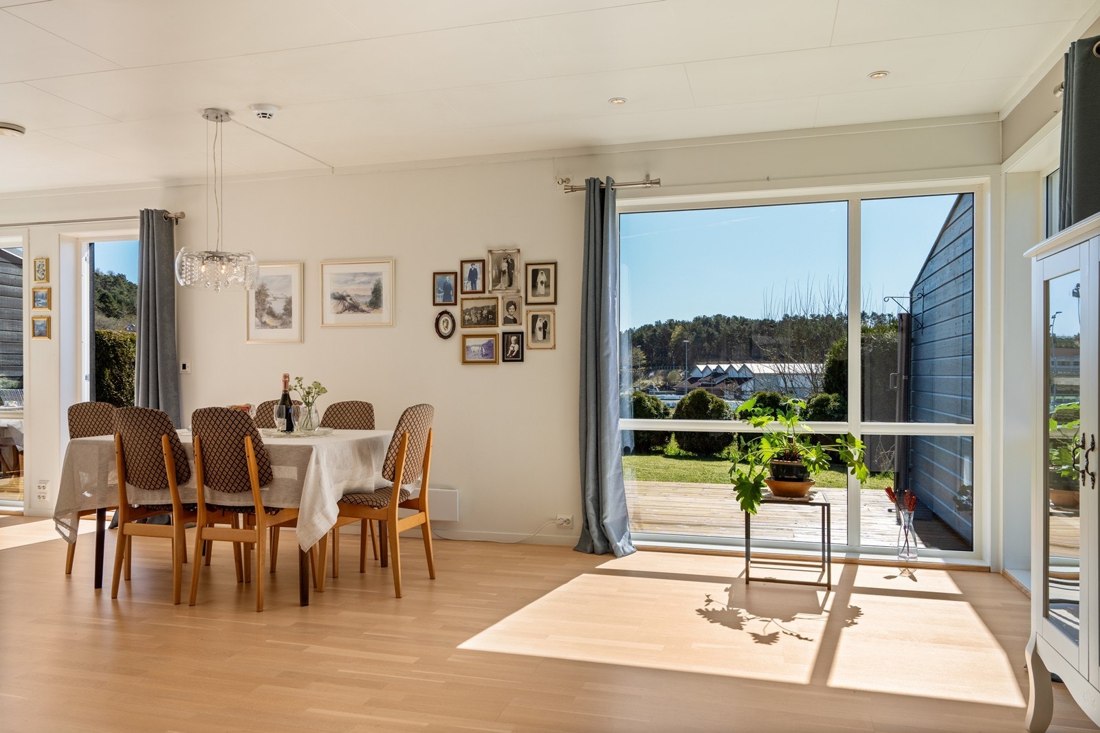 Lys og romslig stue med flere møbleringsmuligheter! Galleribilde