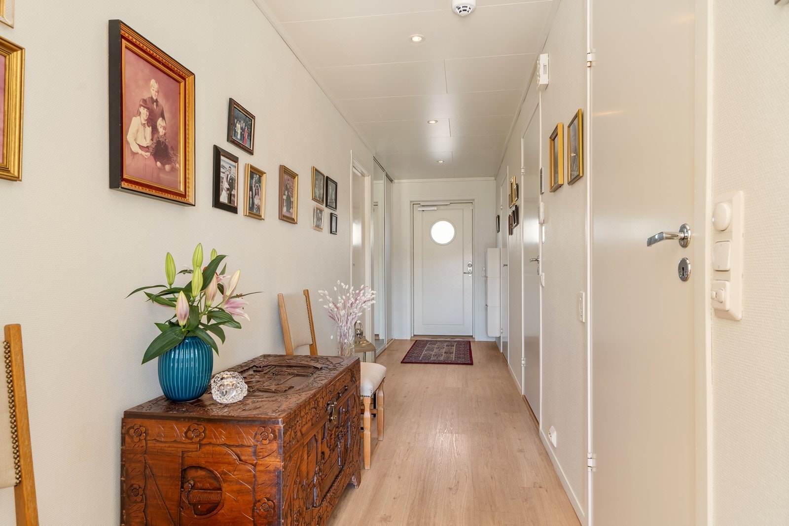 Entréen/gangen har god plass til yttertøy og sko i romslig skyvedørsgarderobe. Galleribilde