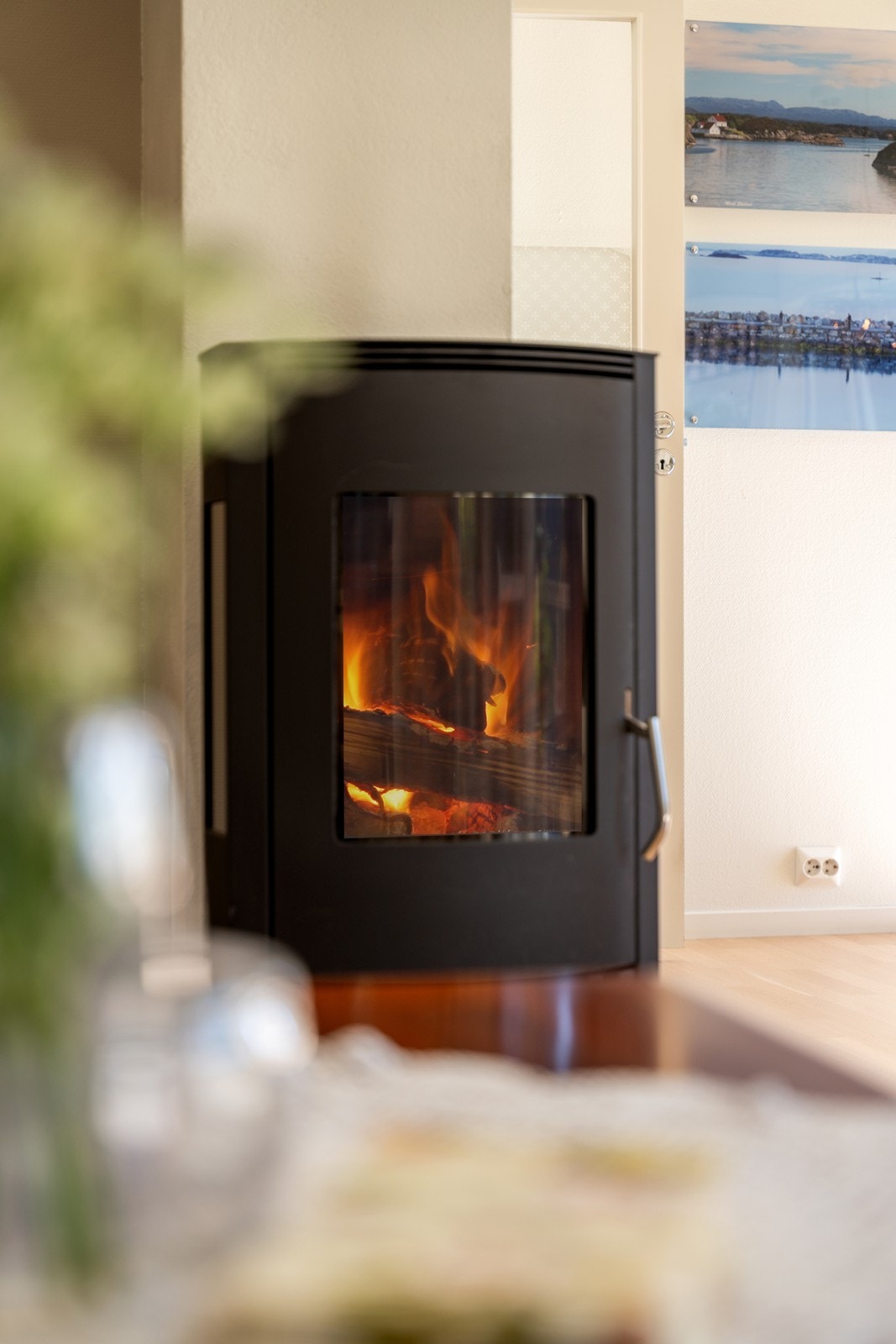 Det er montert peisovn, for hygge og varme på kalde dager. Det balanserte ventilasjonsanlegget sørger for et behagelig innemiljø året rundt. Galleribilde