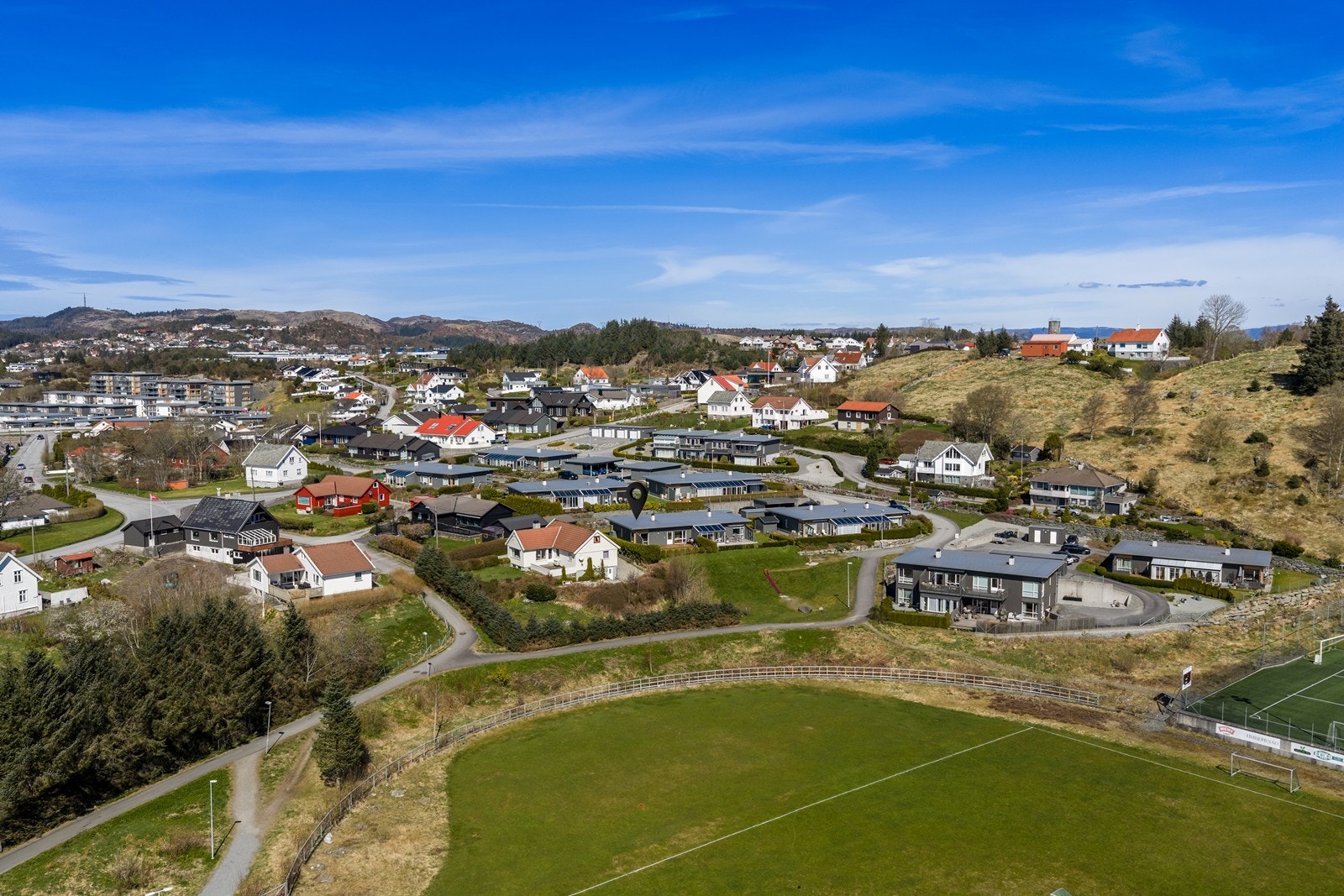 Kort avstand til skole, barnehager og idrettsplass. Galleribilde