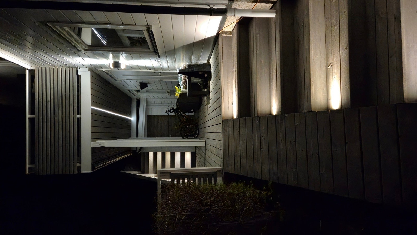 Selgers bilde av utebelysning om kvelden. Galleribilde
