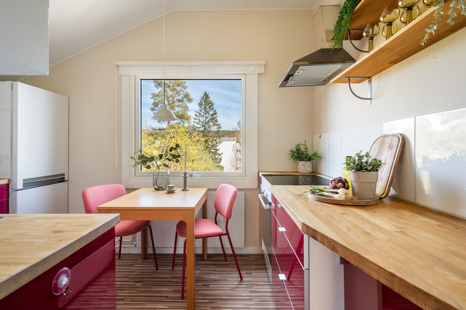 Adskilt kjøkken med frokostplass, her kommer morgensolen inn. Galleribilde