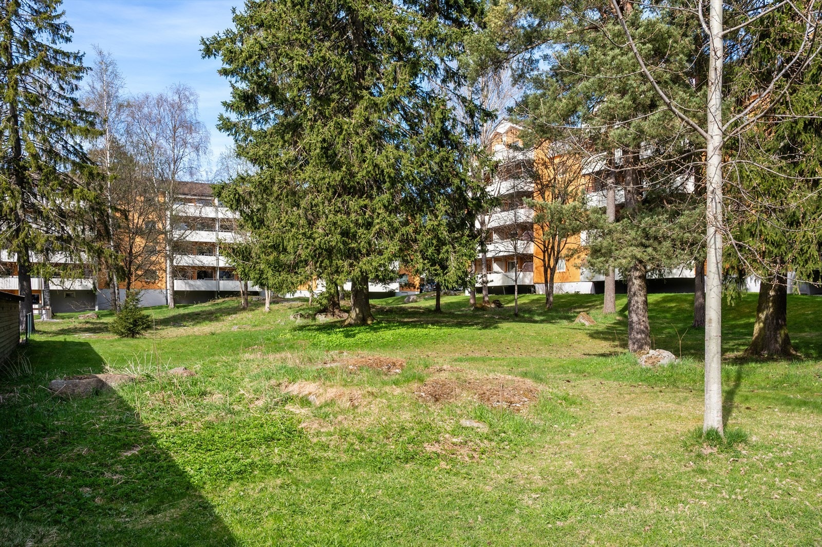 Området er pent opparbeidet med sittebenker og flere lekeplasser fordelt rundt i borettslaget, noe som bidrar til et trygt og trivelig bomiljø. Galleribilde