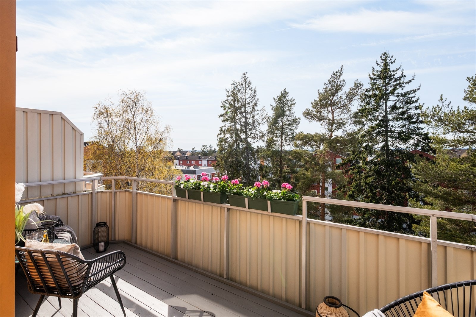 Balkongen oppleves som en forlengelse av stuen på sommerhalvåret med hyggelig utsyn mot felles grøntarealer. Galleribilde