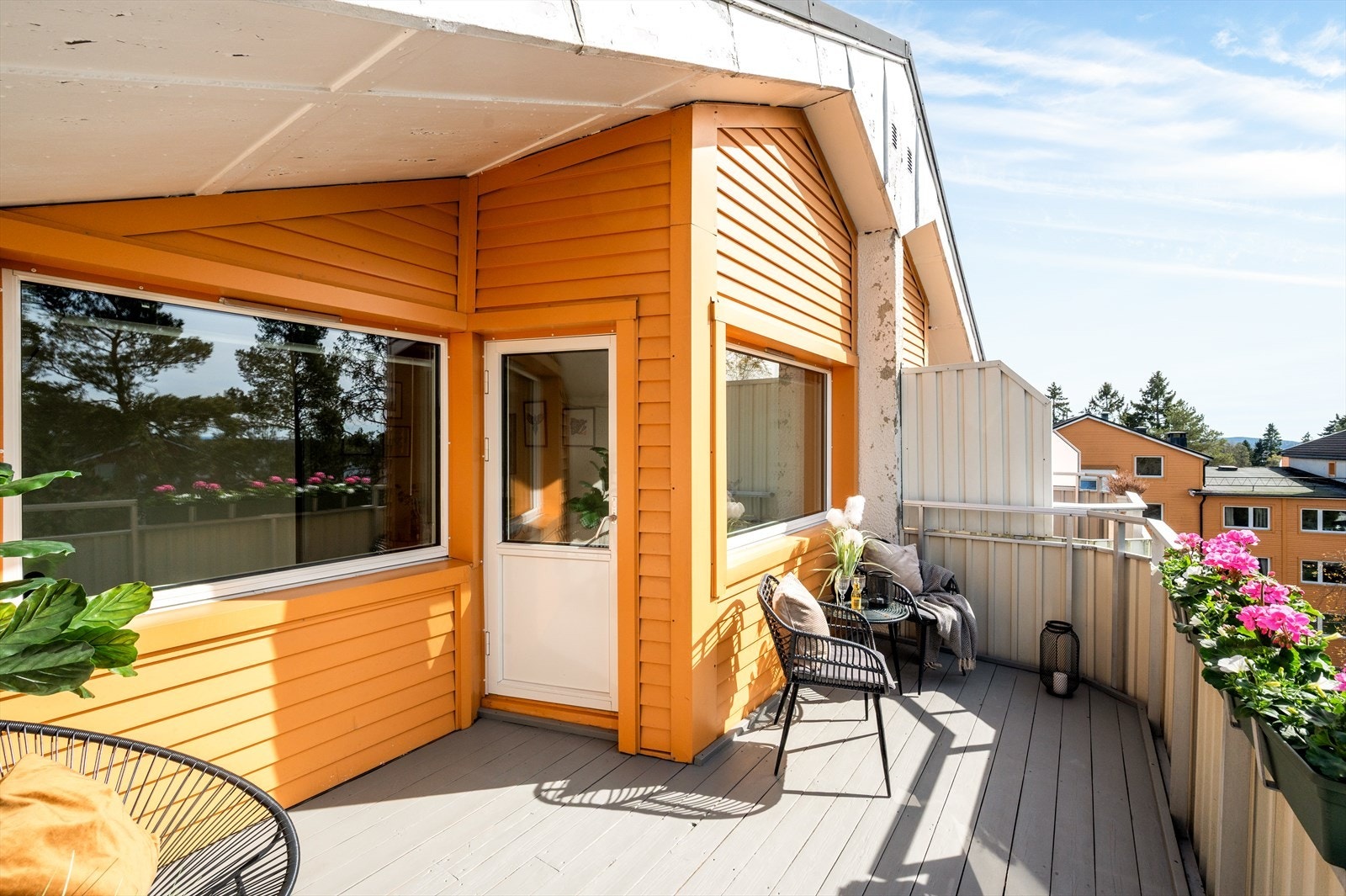 Utgang fra stuen til en 11 m² solrik balkong med sol hele dagen. Galleribilde