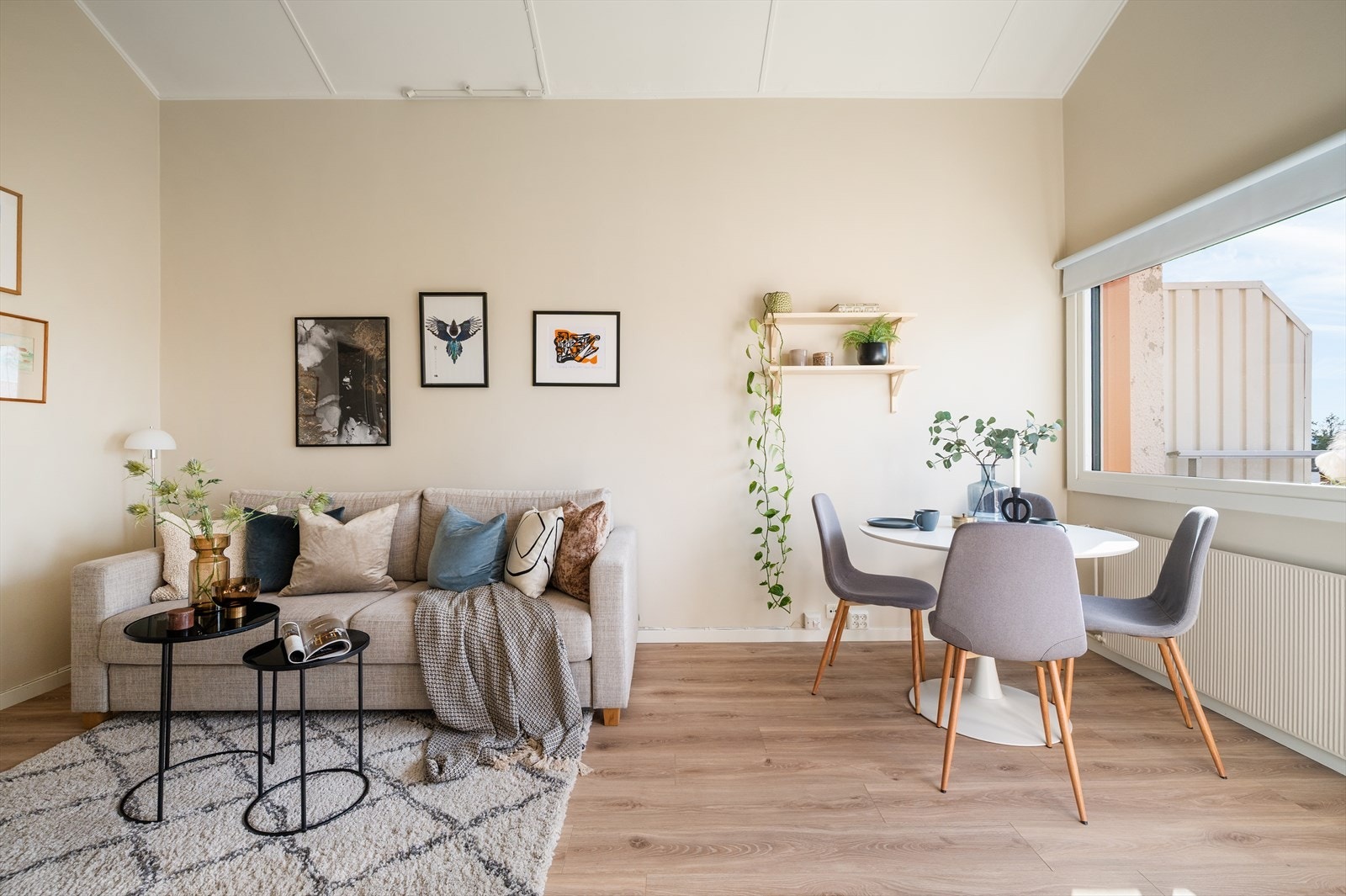 Stuen har gode møbleringsmuligheter med plass til både sofa- og spisegruppe. Galleribilde