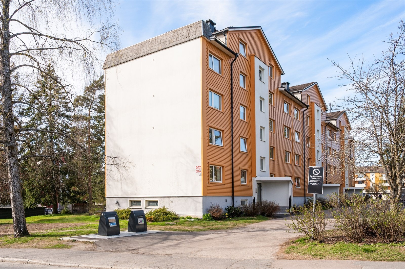 Det er kun 4 minutters gange til gode bussforbindelser i Kampheimveien. Og nærbutikken Kiwi tvers over veien fra boligblokken. Galleribilde
