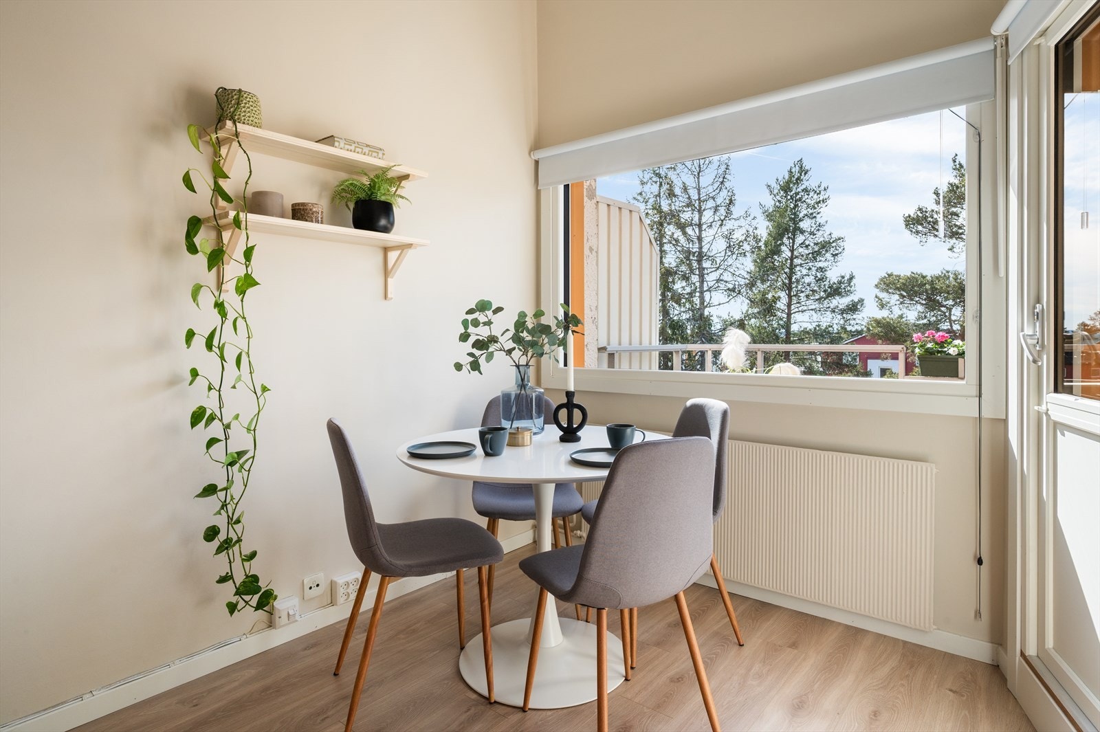 Spisegruppen kan naturlig plasseres ved vinduet med utgang til balkongen. Galleribilde