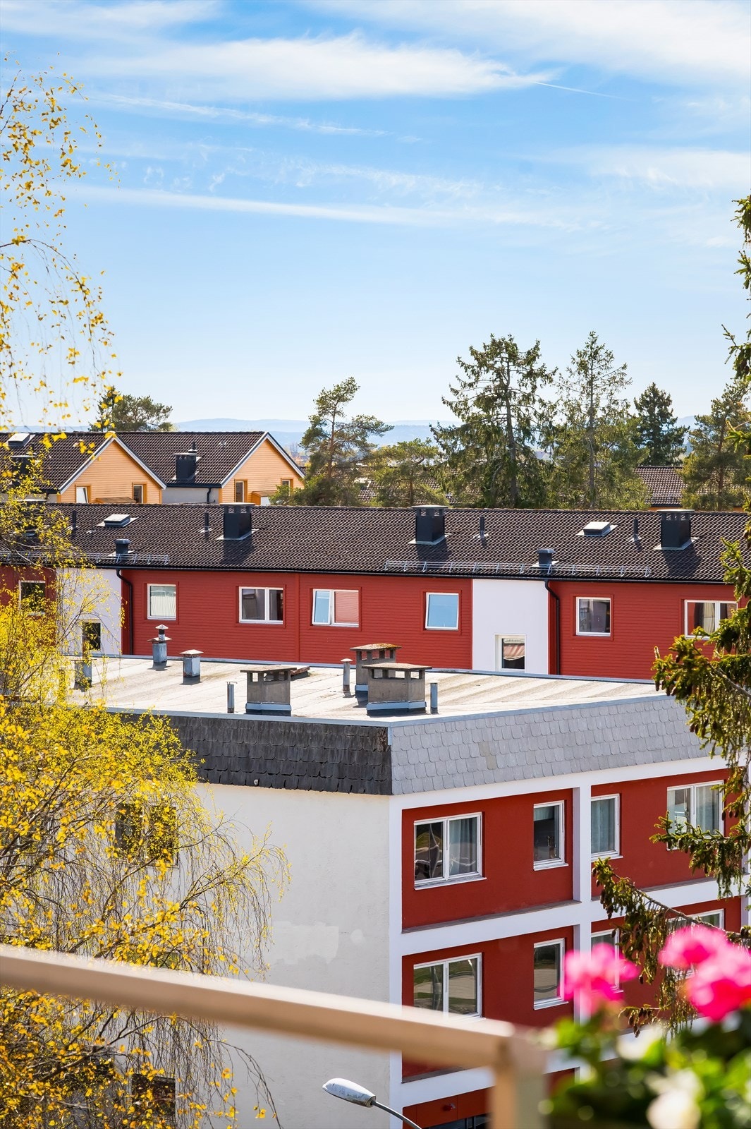 Fra balkongen har du en fri og åpen utsikt over et veletablert og grønt boligområde. Galleribilde