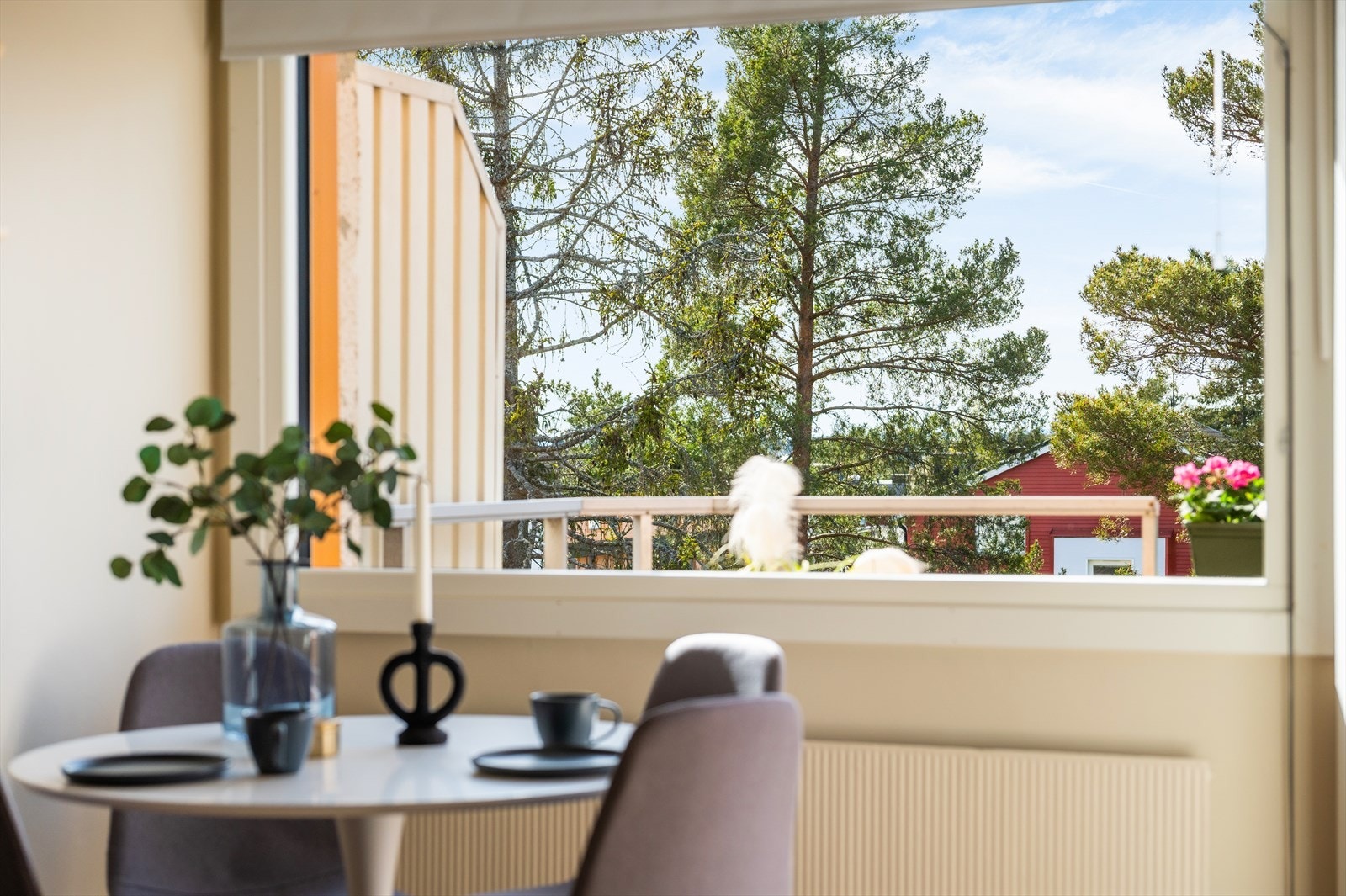 Radiatorer med vannbåren varme sørger for jevn og behagelig temperatur. Galleribilde