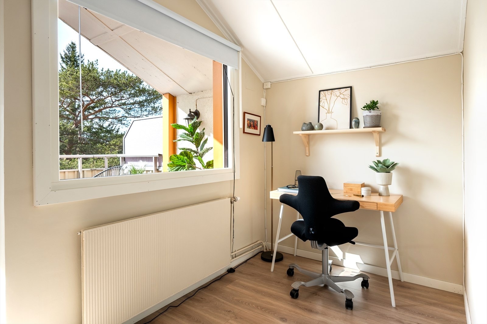 Muligheter for en lys og fin arbeidsplass ved vinduet. Galleribilde