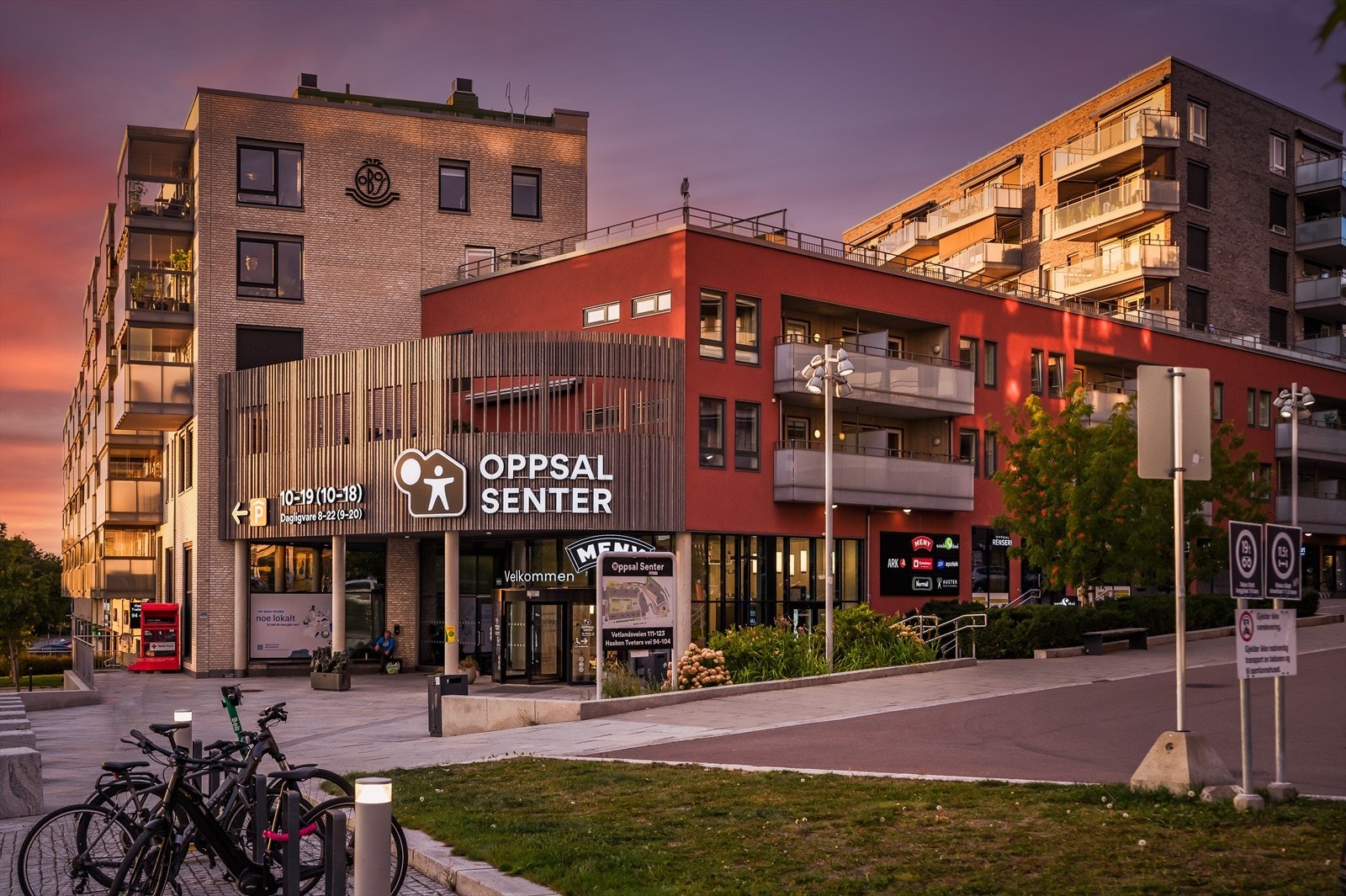 Oppsal senter med bl.a. frisør, apotek, tannlegekontor, Sushi og Thai og MENY. Galleribilde