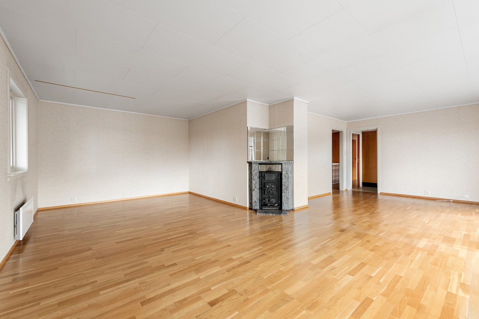 En kamin i stuen gir ekstra varme og hygge på kalde dager Galleribilde