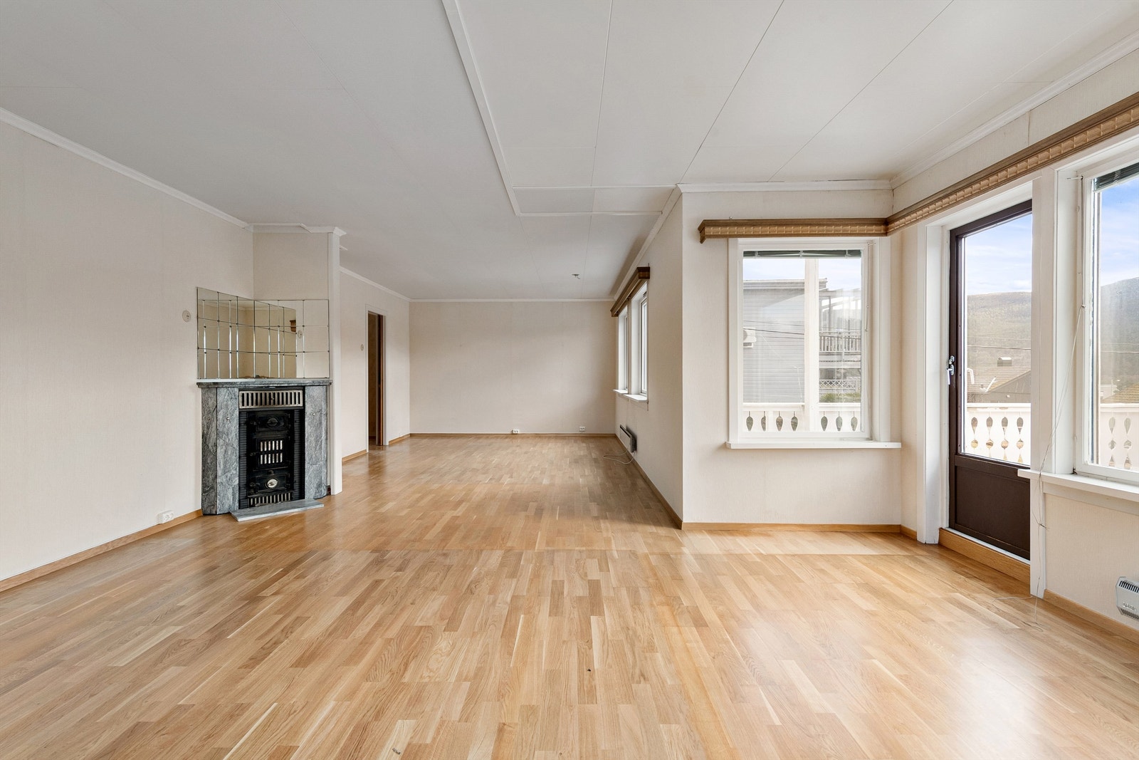 Stuen i første etasje har parkett på gulvet og utgang til en skiferbelagt terrasse på ca. 25 m² Galleribilde