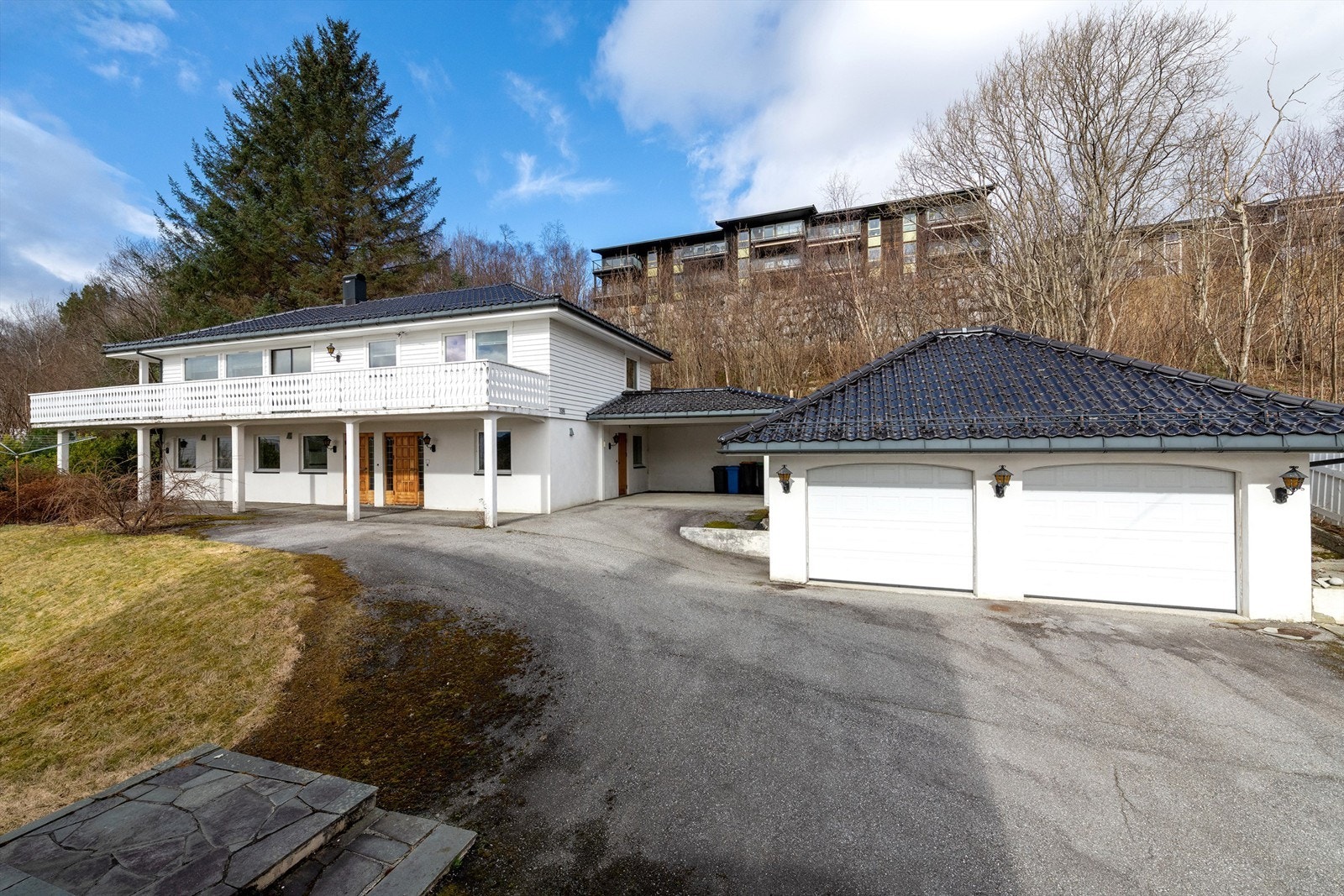 Garasje mot øst tilknyttet boligen fra 1988. Dobbelgarasje er på 57 m2, med innlagt strøm og en praktisk lagringshems Galleribilde
