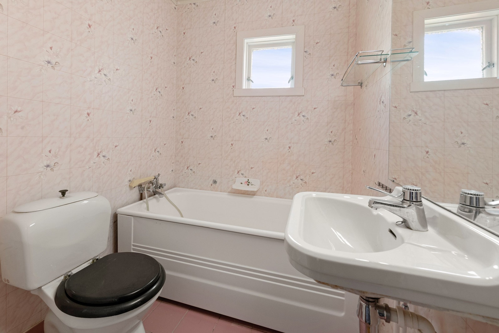 Badet i første etasje er av eldre dato og utstyrt med badekar, toalett og servant Galleribilde