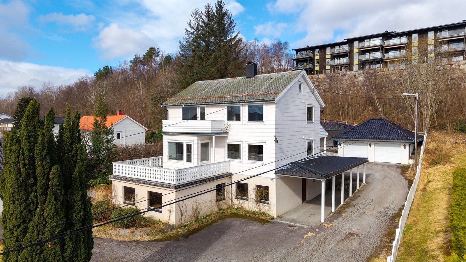 Tomannsboligen har en tilhørende carport i tillegg til garasjeplassene Galleribilde