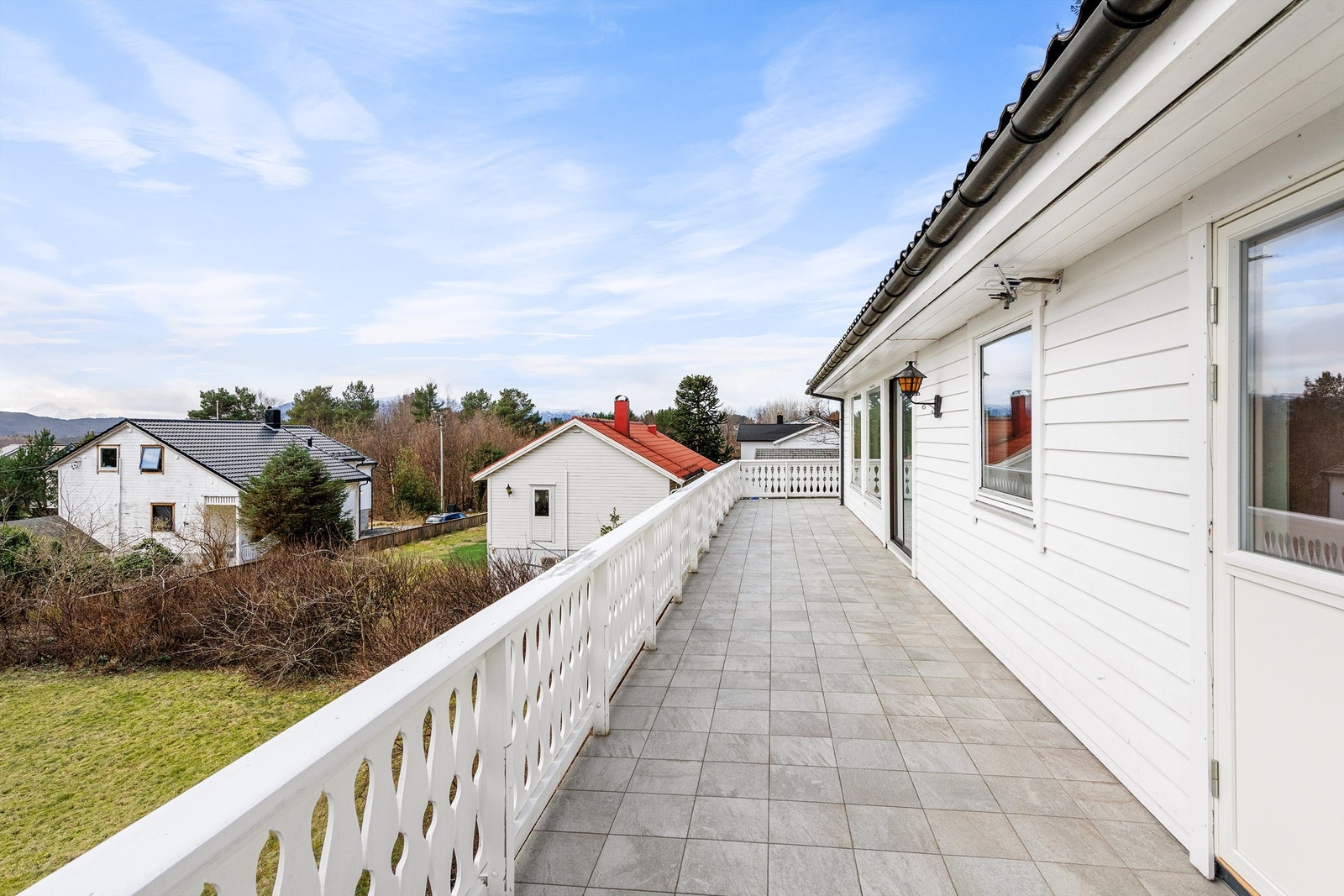 Her er det god plass til flere sittegrupper og utemøblement Galleribilde