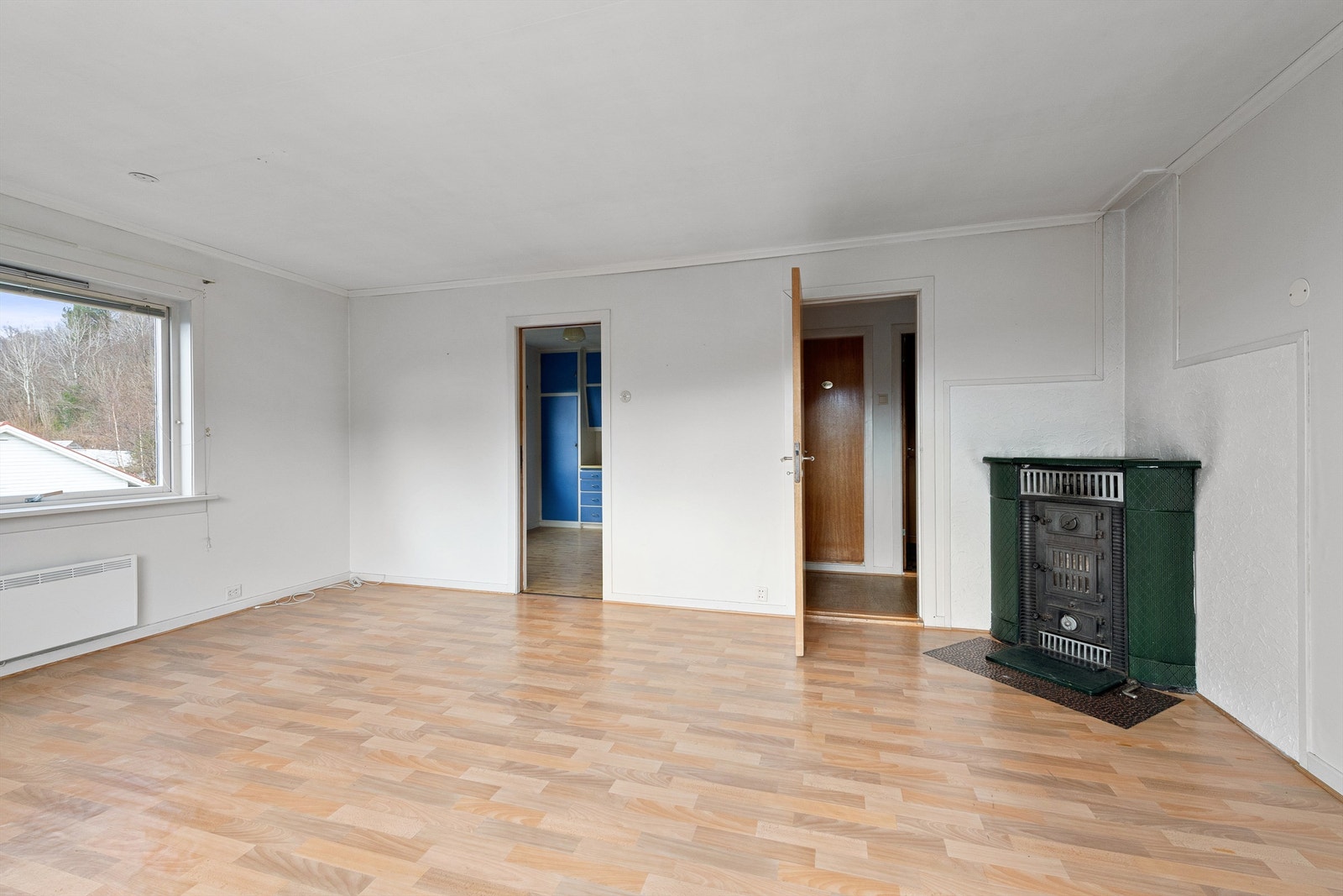 Også denne stuen har en eldre kamin som varmekilde Galleribilde