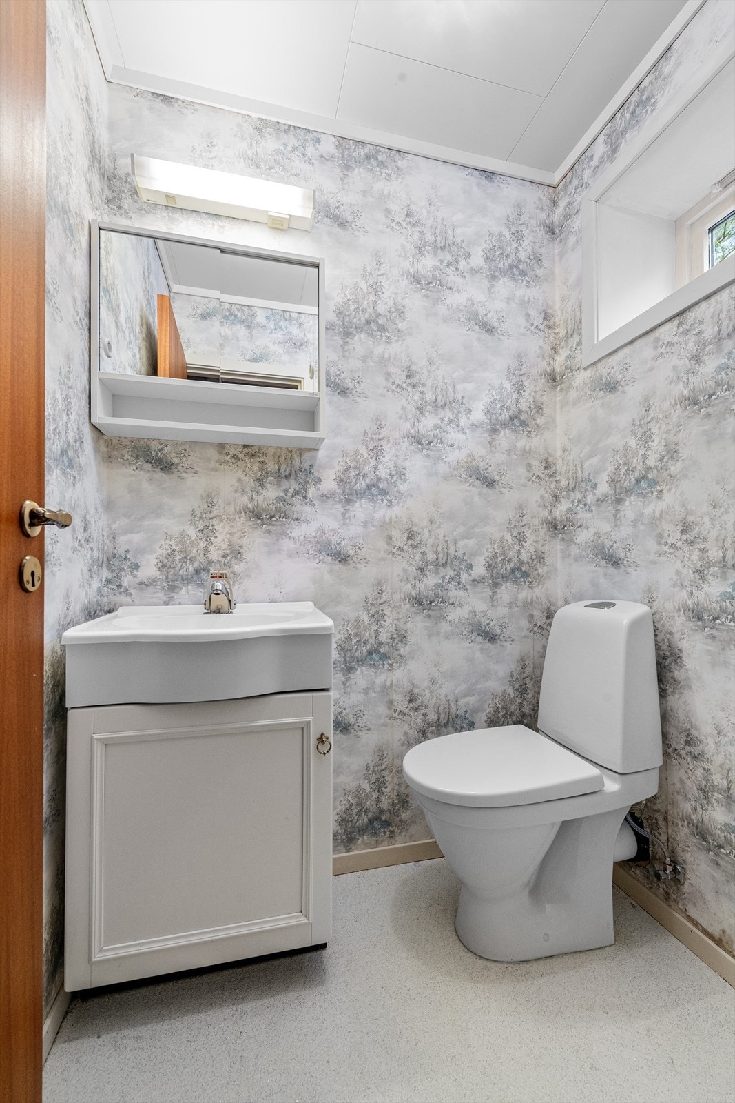 I tillegg til badet har hovedetasjen et separat toalettrom med servant og toalett Galleribilde
