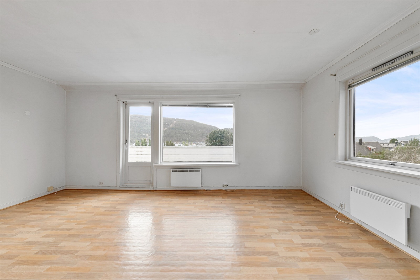 Stuen i andre etasje har utgang til en sørvendt veranda på ca. 7 m² Galleribilde