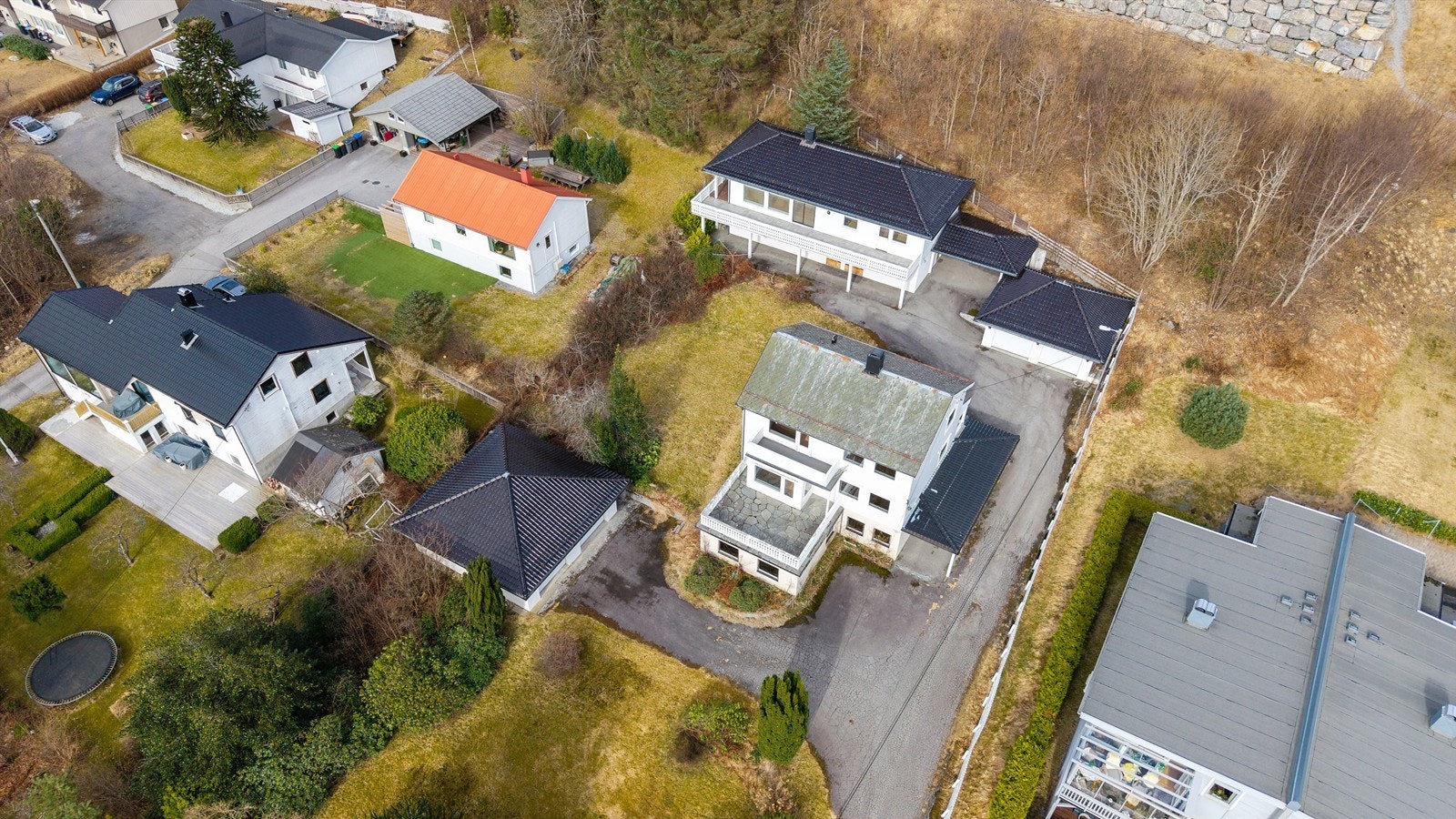 Eiendommen ligger i en slakk, sørvendt skråning med gode utsiktsforhold. Galleribilde