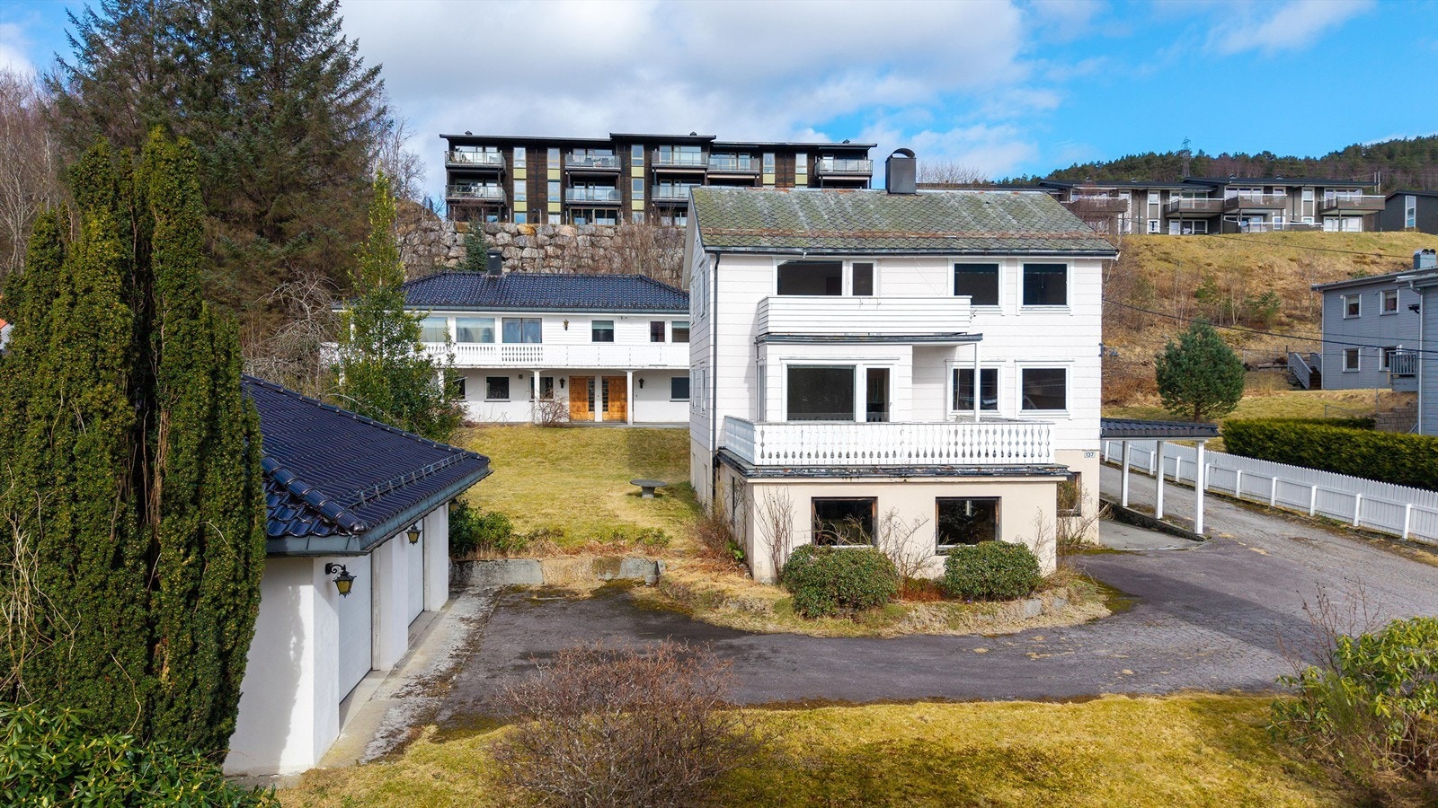 Eiendommen gir mange muligheter med to separate bolighus og rikelig med garasjeplass Galleribilde