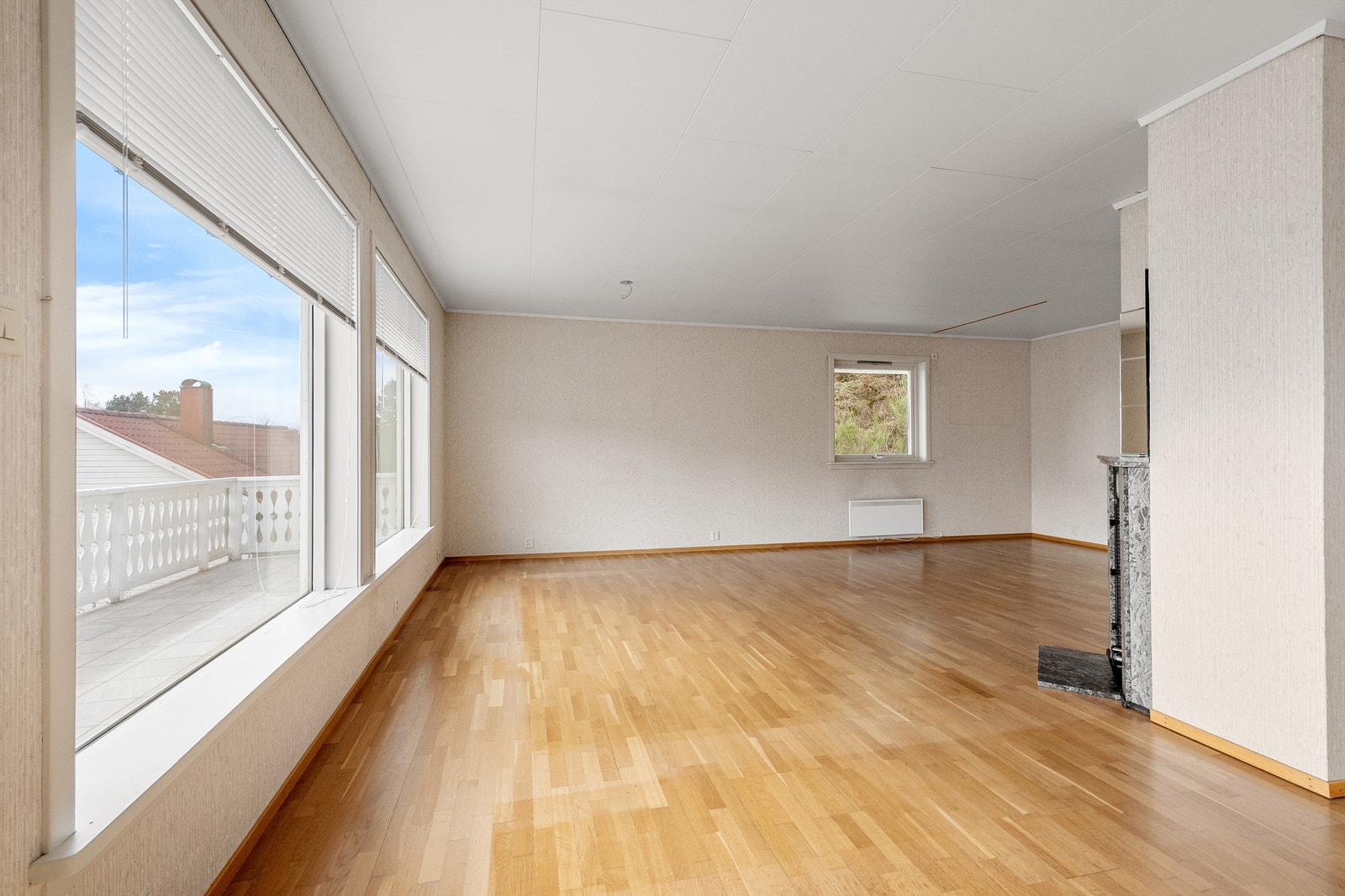 Store vindusflater gir rikelig med naturlig lys inn i stuen Galleribilde