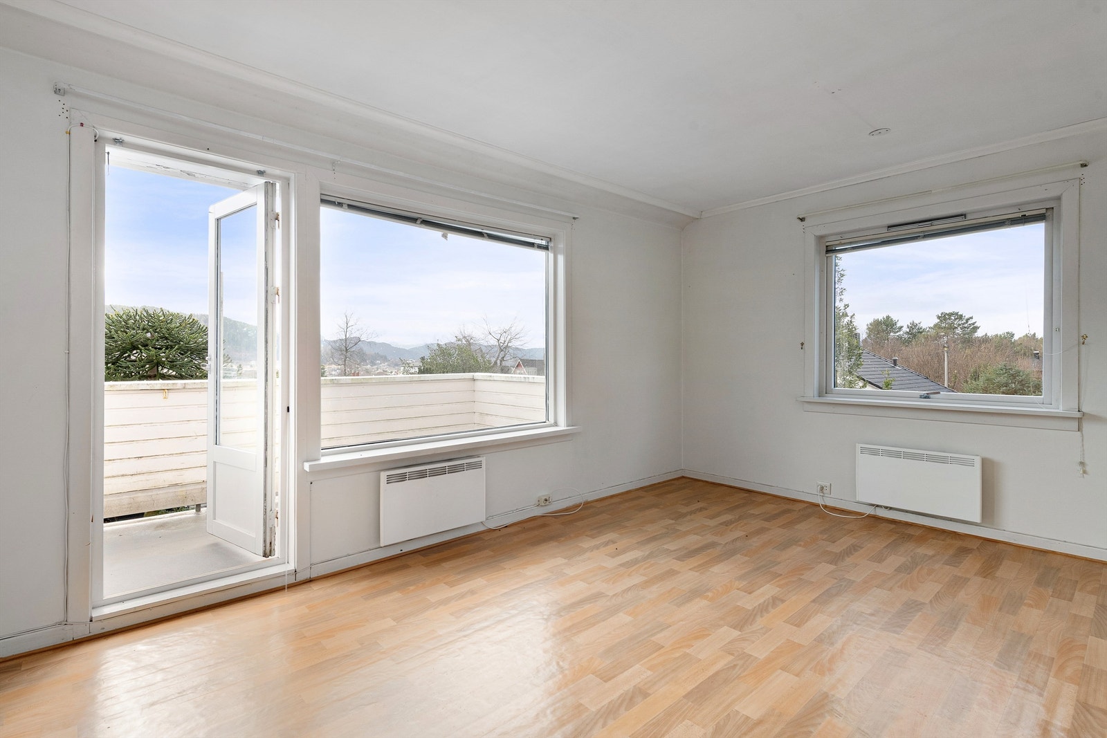 Fra stuen kan du gå rett ut på verandaen Galleribilde