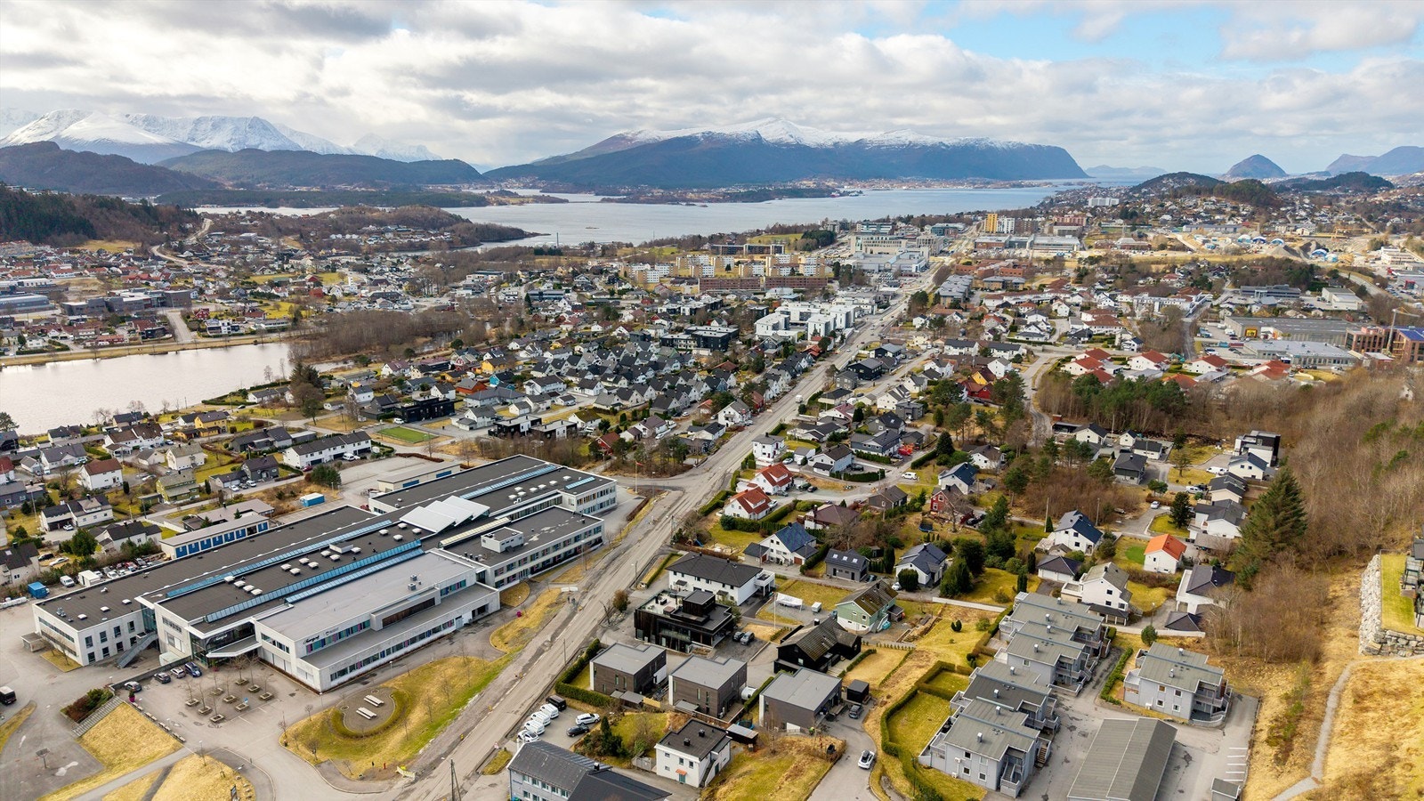 Fra eiendommen er det ca. 15 minutters gange til Moa, som tilbyr et bredt utvalg av butikker og tjenester. Galleribilde