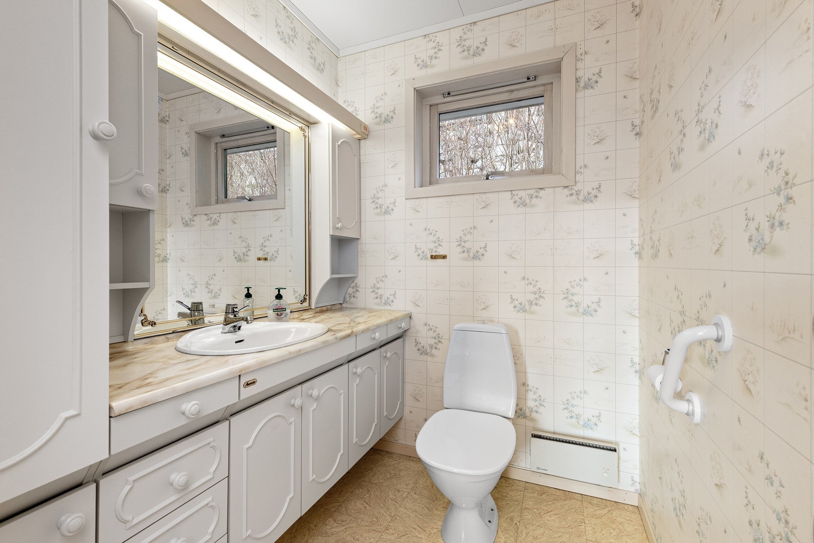 Badet i underetasjen er fra byggeåret og har epoxybelegg på gulv, dusjnisje og toalett Galleribilde