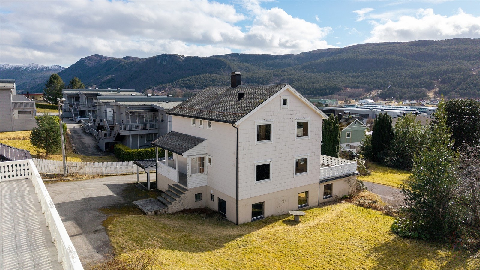 Tomannsboligen fra 1959 har et samlet bruksareal på 232 m², fordelt på tre plan Galleribilde