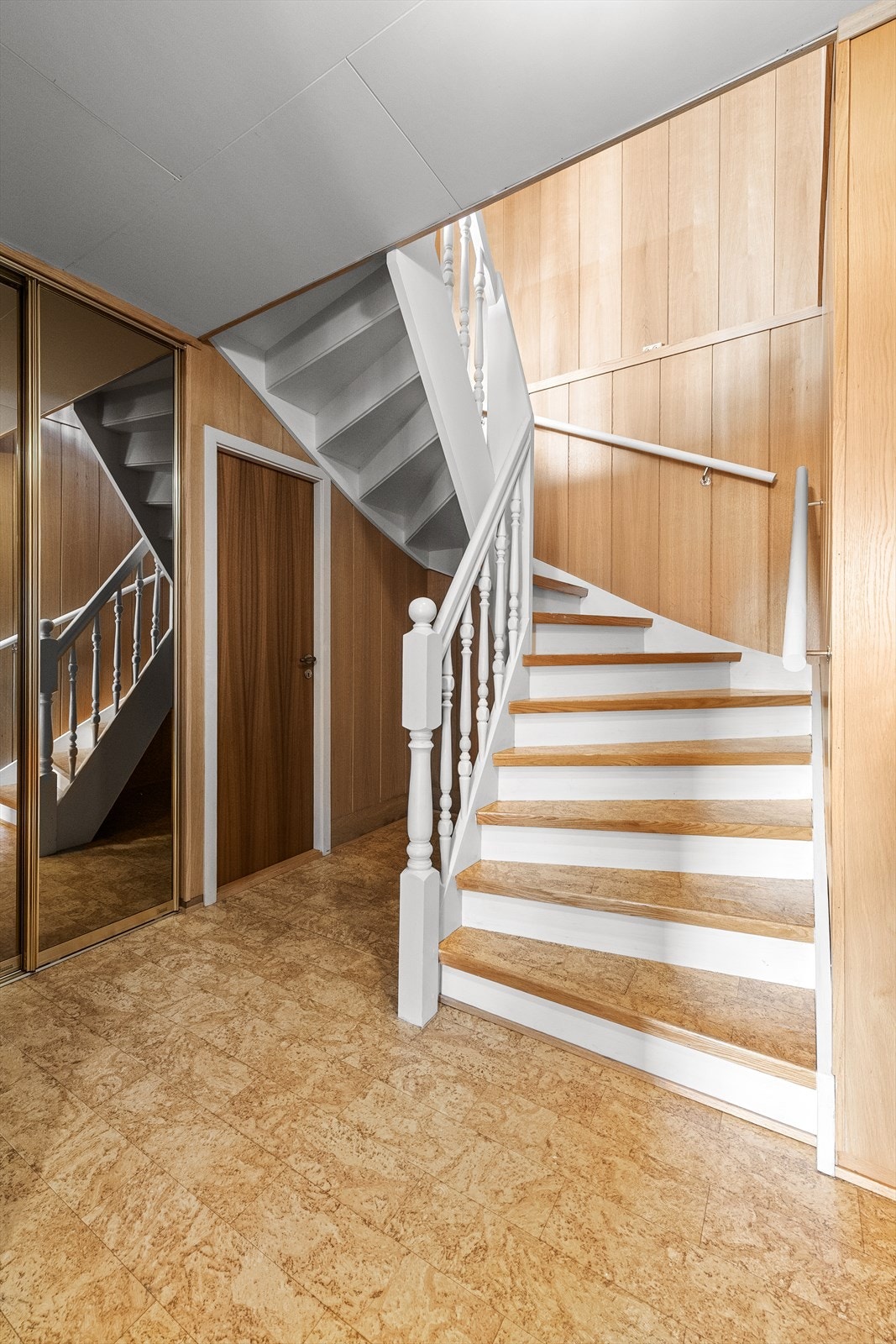 Den innvendige tretrappen fra byggeåret forbinder etasjene i eneboligen Galleribilde