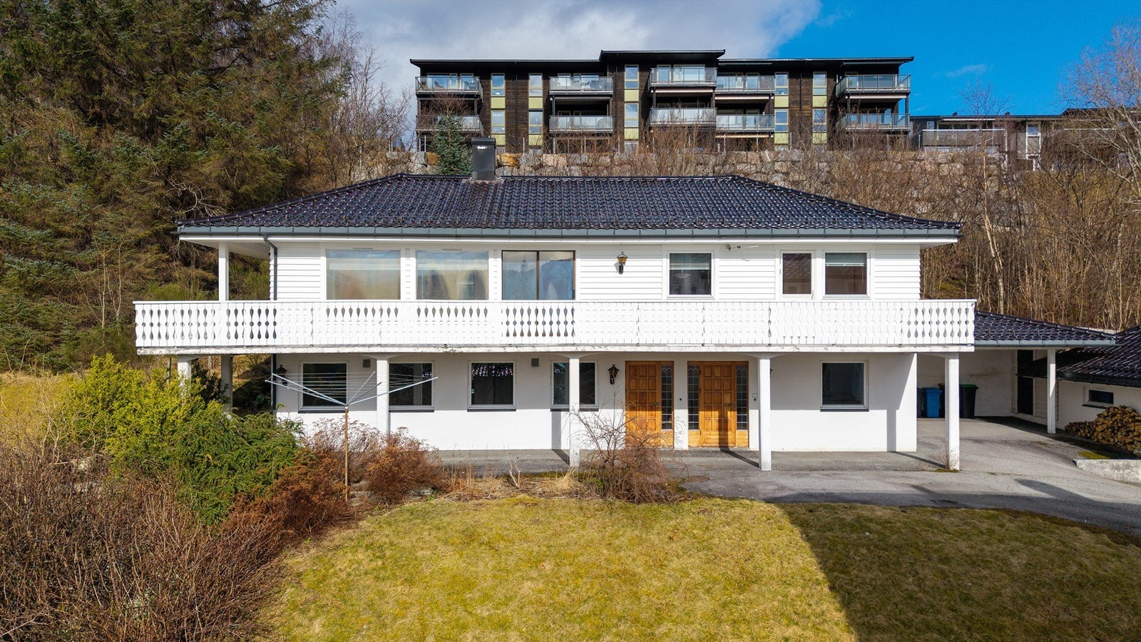 Eneboligen har liggende bordkledning og tak tekket med tegltakstein Galleribilde