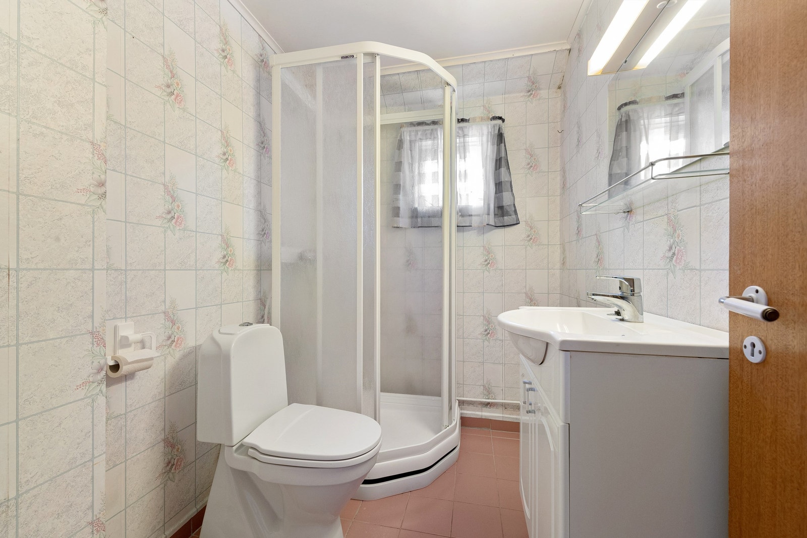 Badet i 2. etasje har flislagt gulv, dusjkabinett og toalett Galleribilde