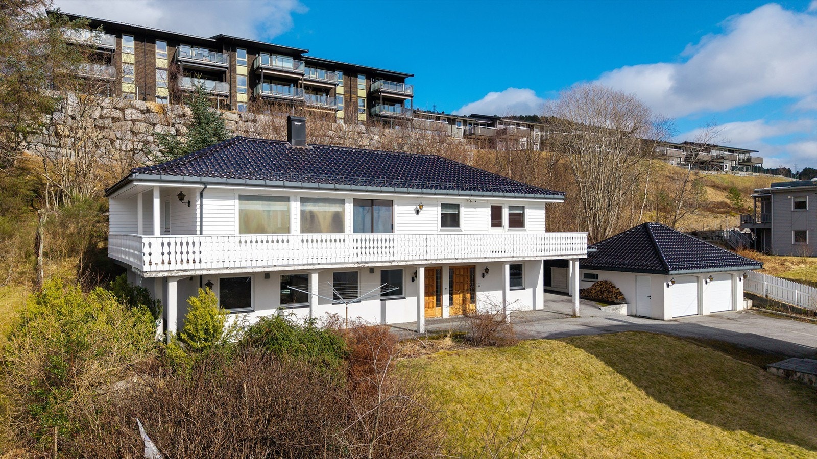 Eneboligen fra 1988 har et bruksareal på 192 m². Boligen har en stor, sør- og vestvendt terrasse på til sammen 48 m² Galleribilde