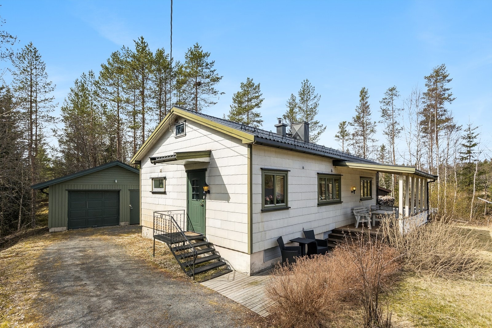 I tillegg til boligen får du en garasje fra 2017, en sjarmerende koie, uthus og vedskåle. Galleribilde