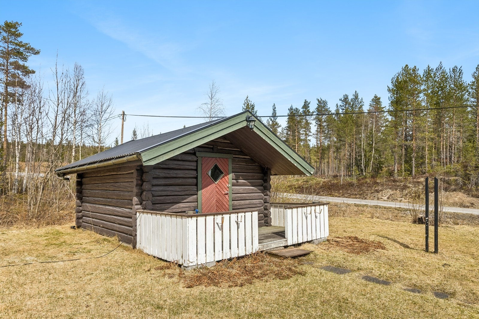 Den laftede tømmerkoia på tomten byr på kjærkommen ekstra plass, med flere bruksmuligheter. Galleribilde