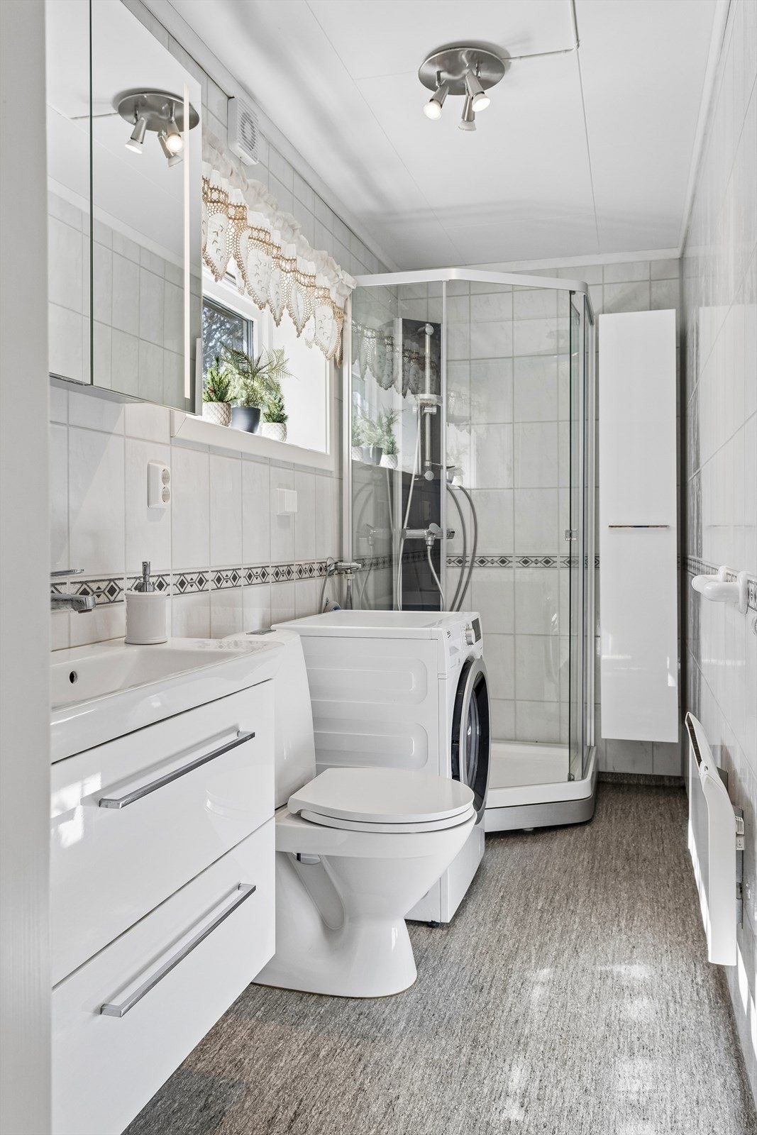 Badet ble oppgradert i 2010, og er innredet med dusjkabinett, toalett og opplegg for vaskemaskin. Galleribilde