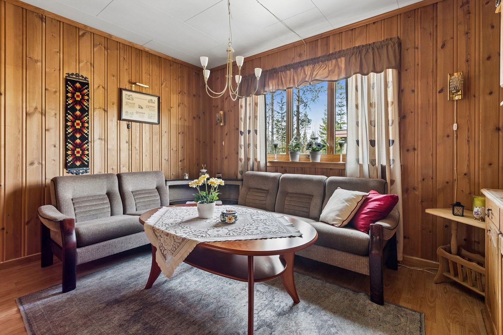 Stuen er lun og trivelig, med panelte vegger. Galleribilde