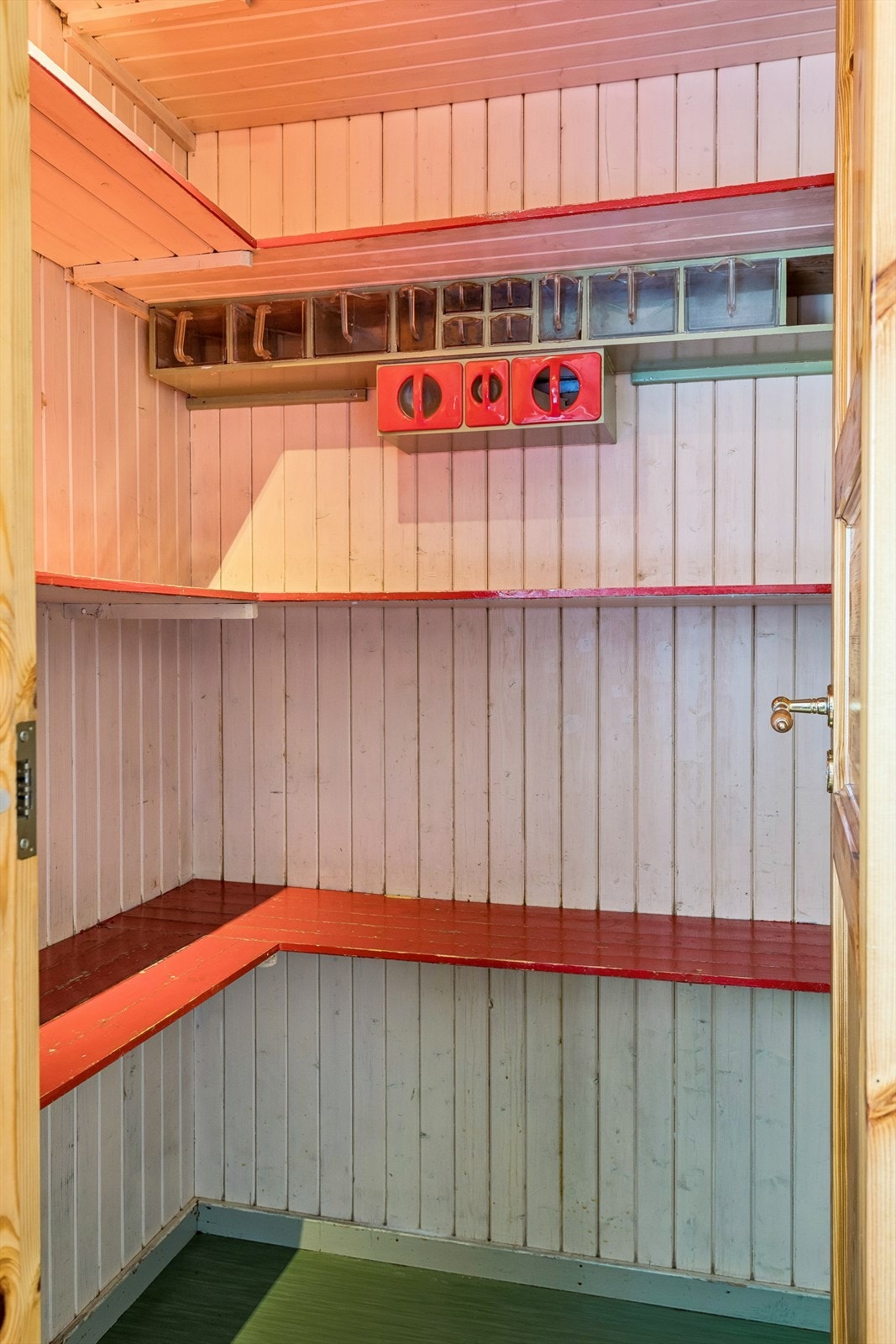 Spiskammerset byr på rikelig med hylleplass for matvarer og annet. Galleribilde