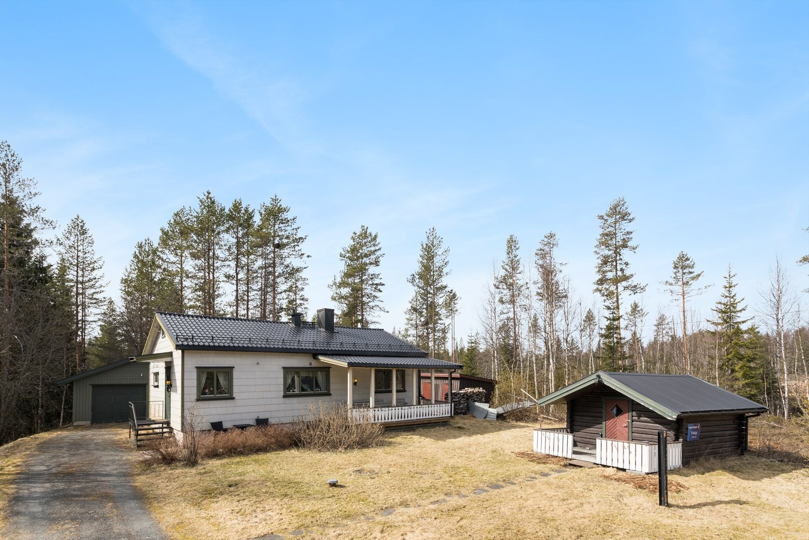 Eiendommen ligger fint til, omgitt av vakker natur, i Julussdalen. Galleribilde