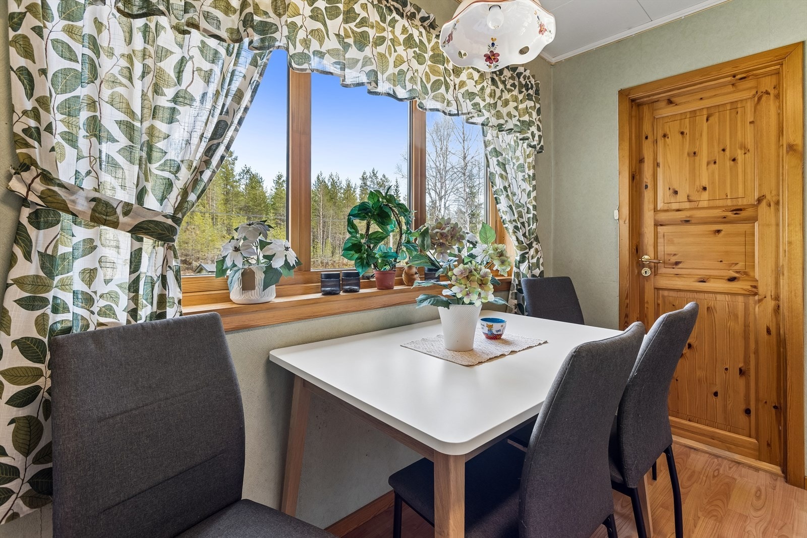 Spiseplassen ved vinduet gir hyggelig utsyn mot hagen og uteområdet. Galleribilde